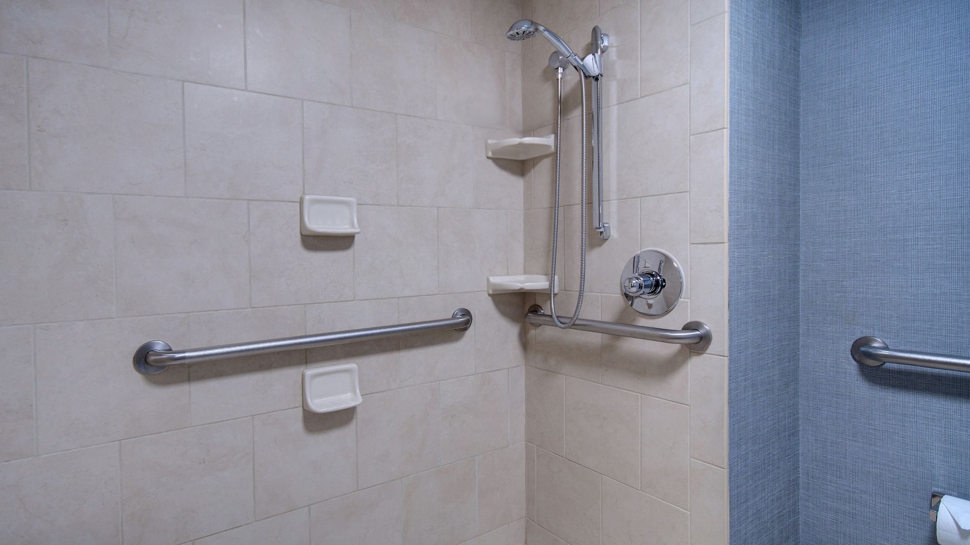 第 2，共 2 Hyatt Place Grand Rapids-South Accessible Bathroom Roll In Shower