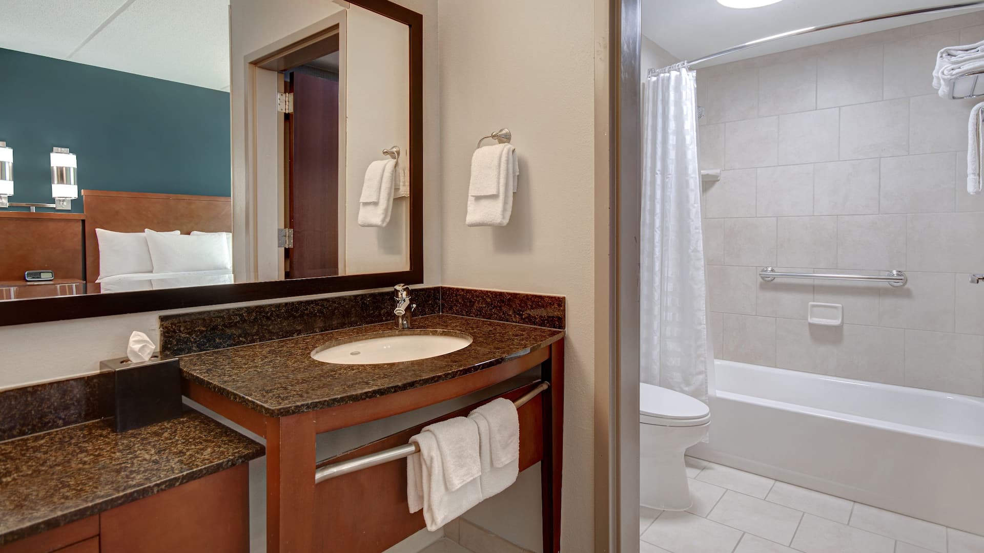 第 2，共 3 Hyatt Place Grand Rapids-South Guestroom Bathroom Vanity Bathtub
