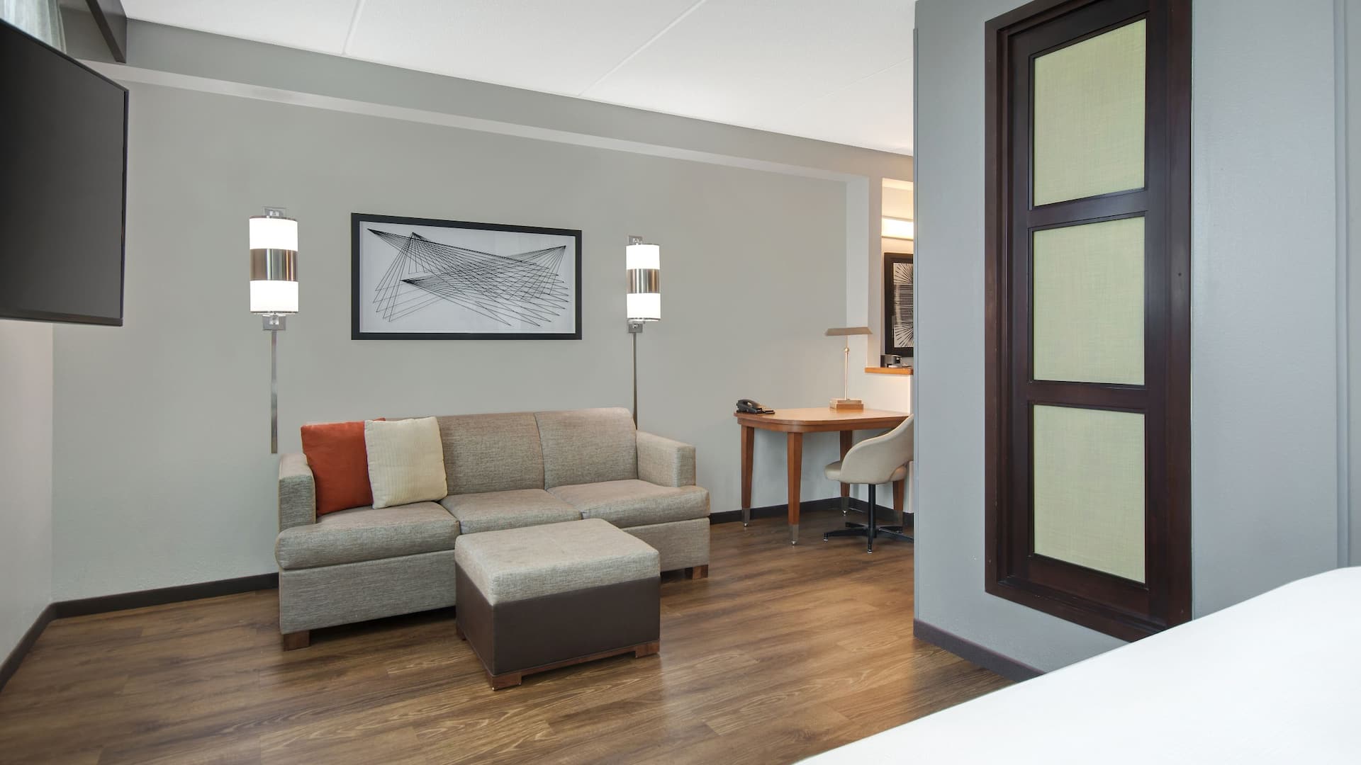 第 2，共 4 Hyatt Place Grand Rapids-South King Suite Couch Desk Area