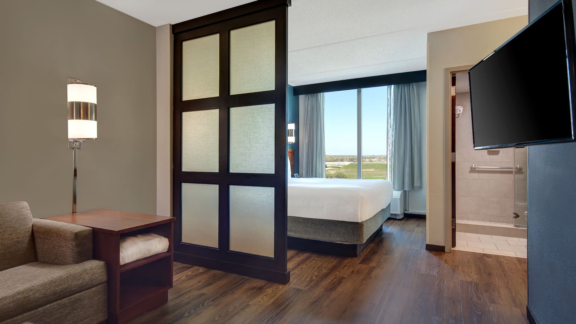Hyatt Place Grand Rapids-South King Bed Guestroom Overview
