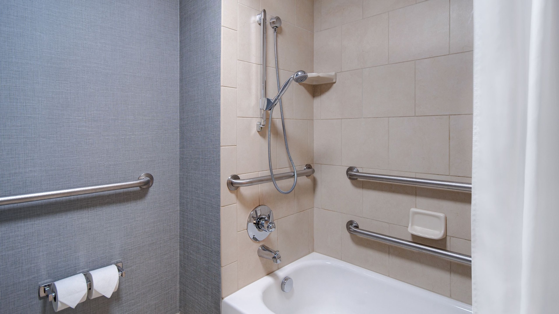 第 2，共 3 Hyatt Place Grand Rapids-South Accessible Bathroom Shower Bathtub