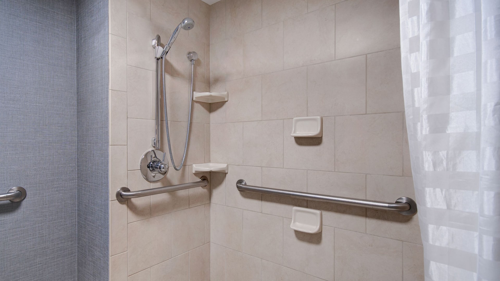 4 из 4 Hyatt Place Grand Rapids-South Accessible Roll In Shower Bathroom