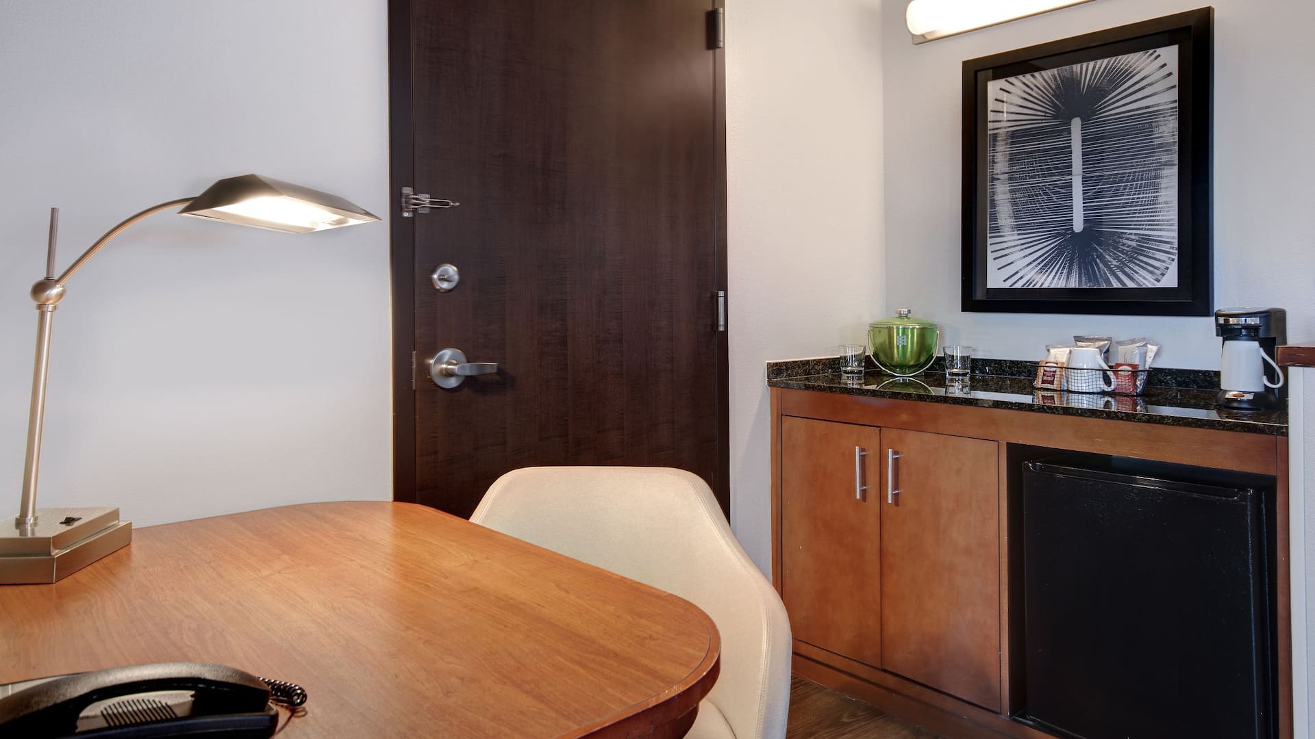 Hyatt Place Grand Rapids-South Guestroom Entrance Desk Area Coffee Bar