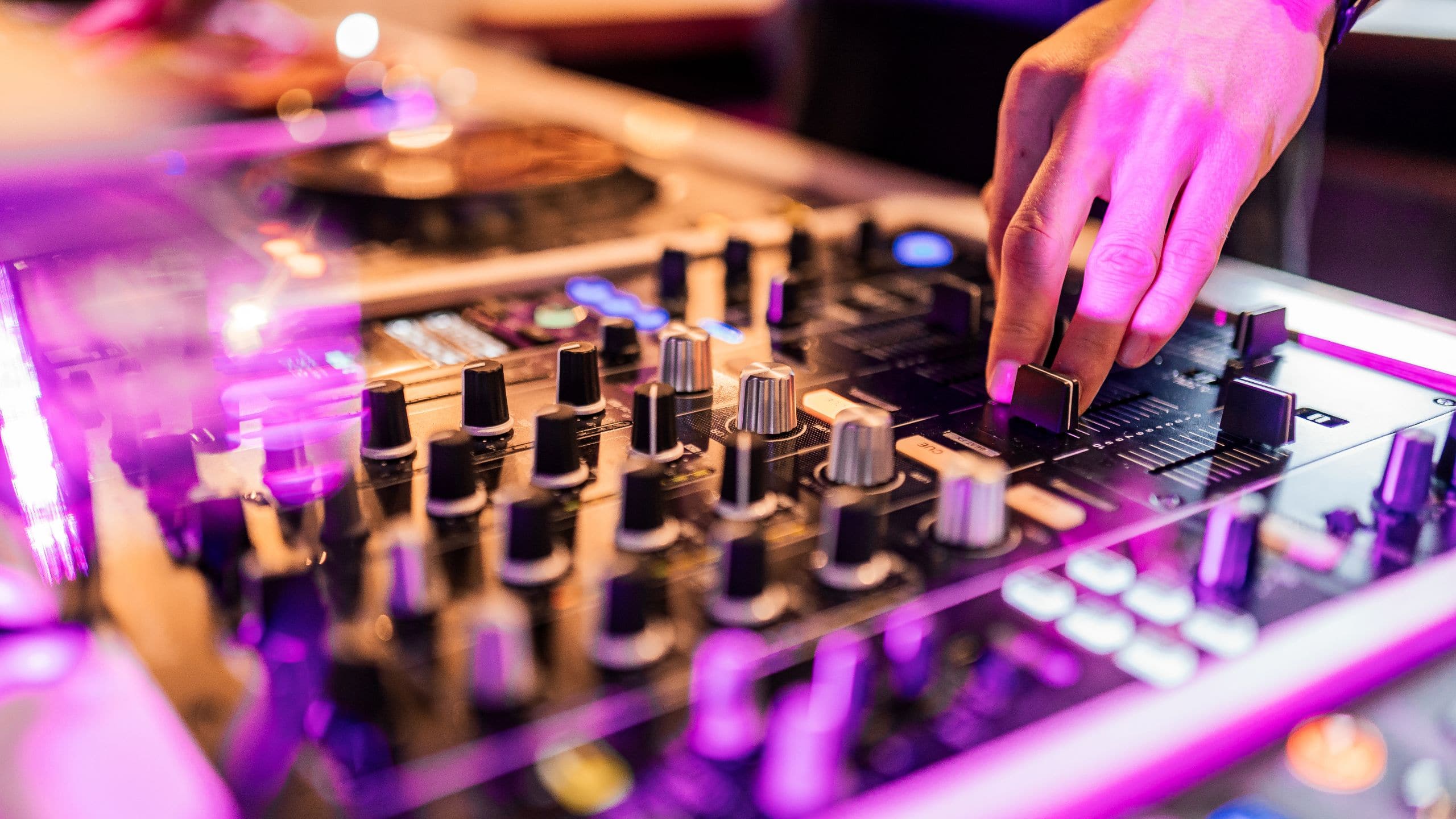 me and all hotel mainz DJ Pult