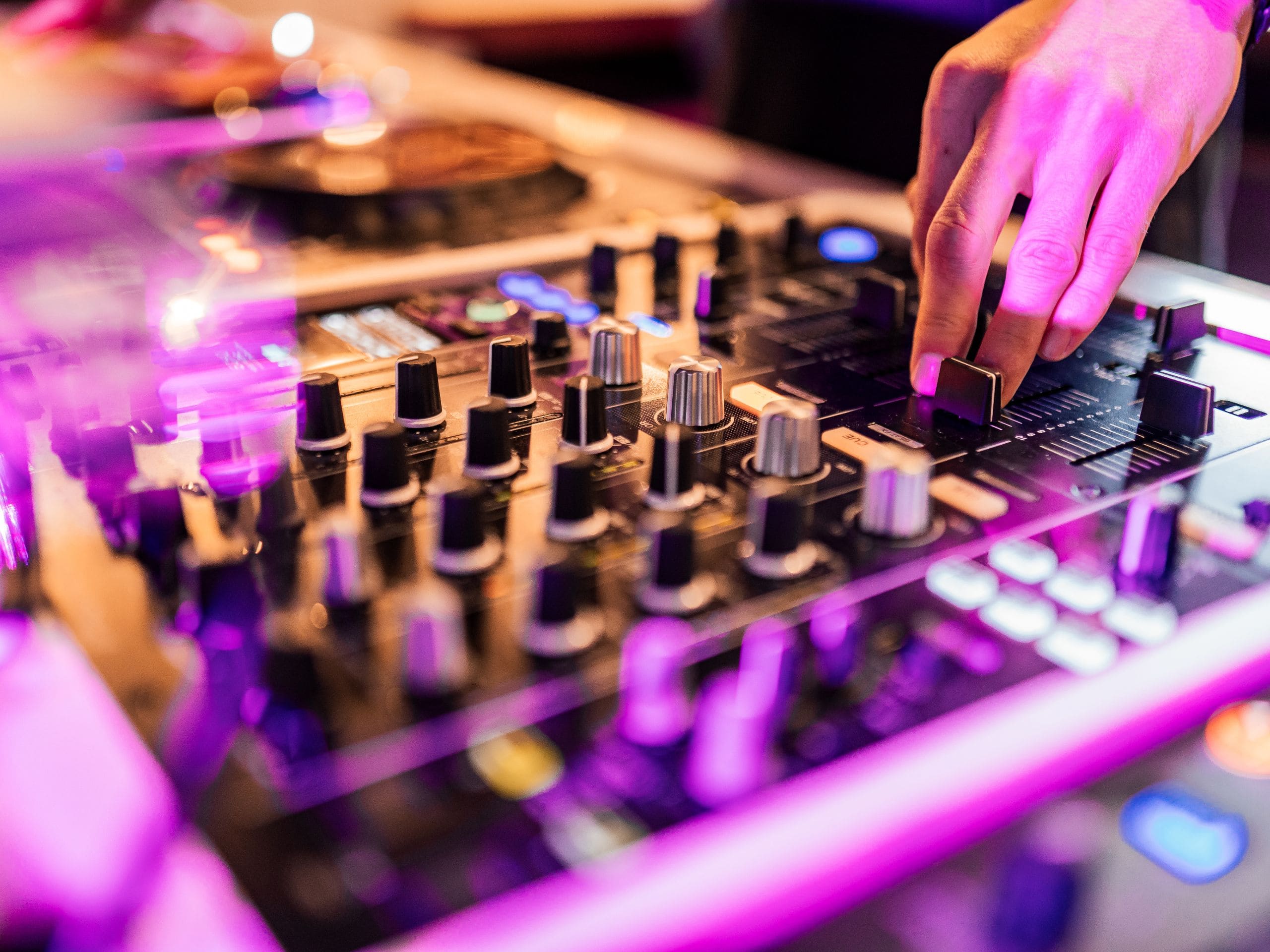 me and all hotel mainz DJ Pult