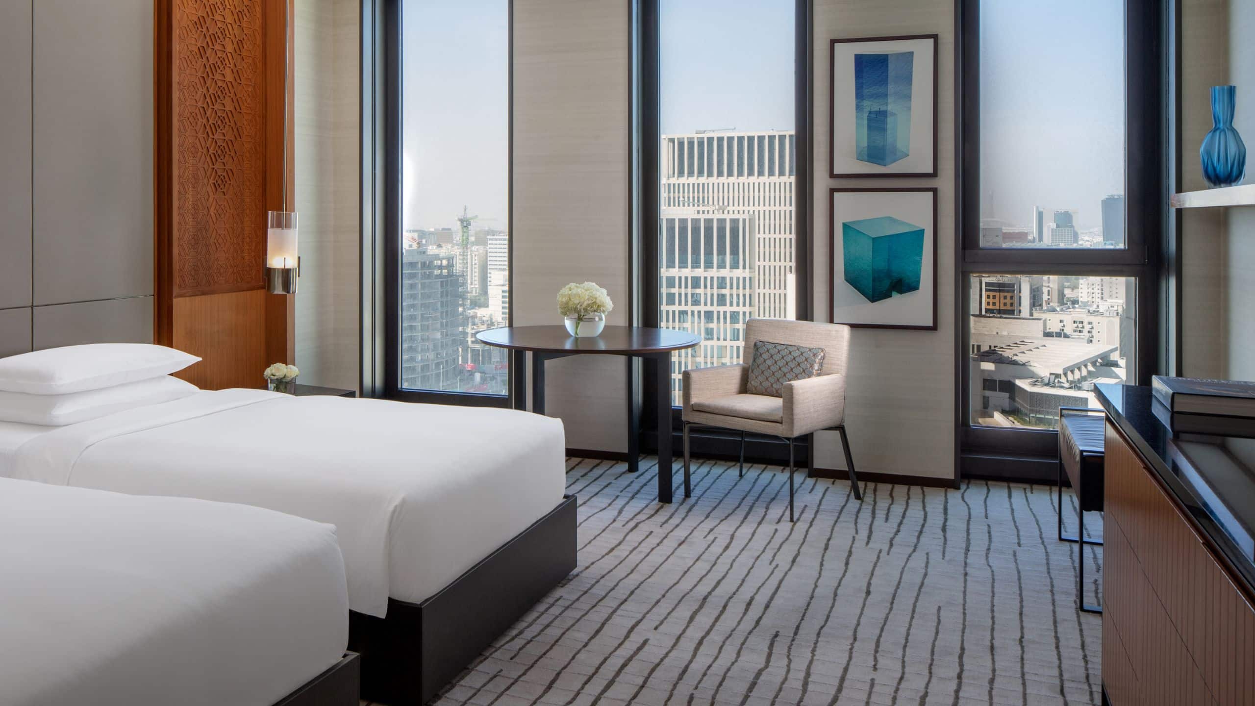 2 de 3 Park Hyatt Doha Guestroom Two Twin Beds City View