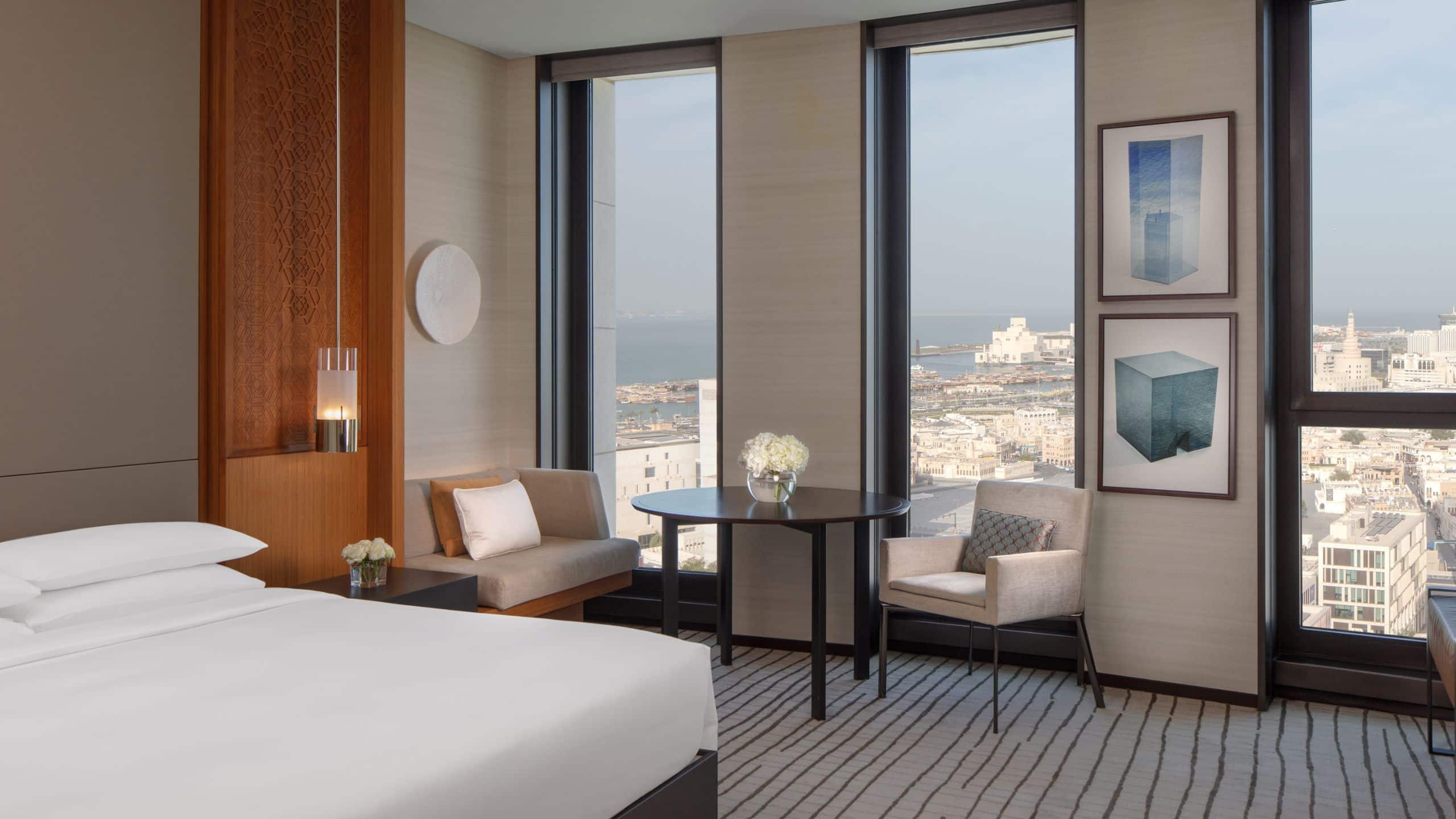 2 de 4 Park Hyatt Doha Executive Suite Bedroom City View