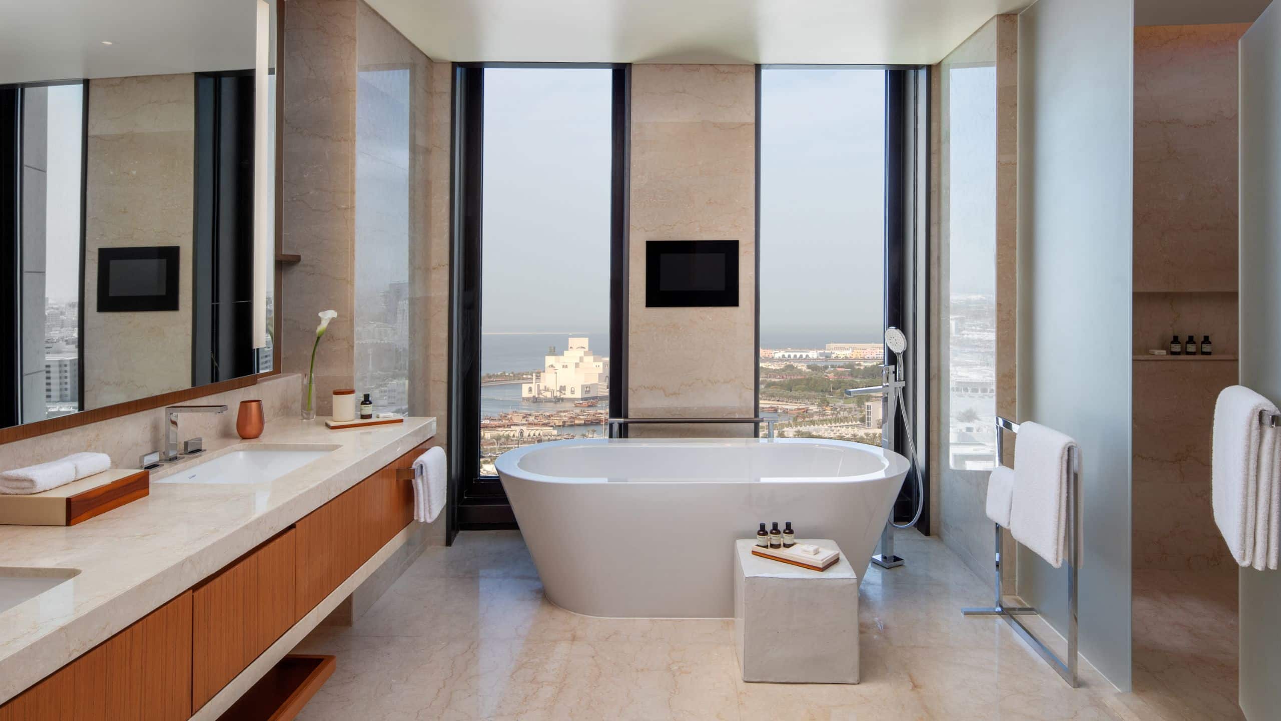 4 de 4 Park Hyatt Doha Executive Suite Bathroom Bathtub
