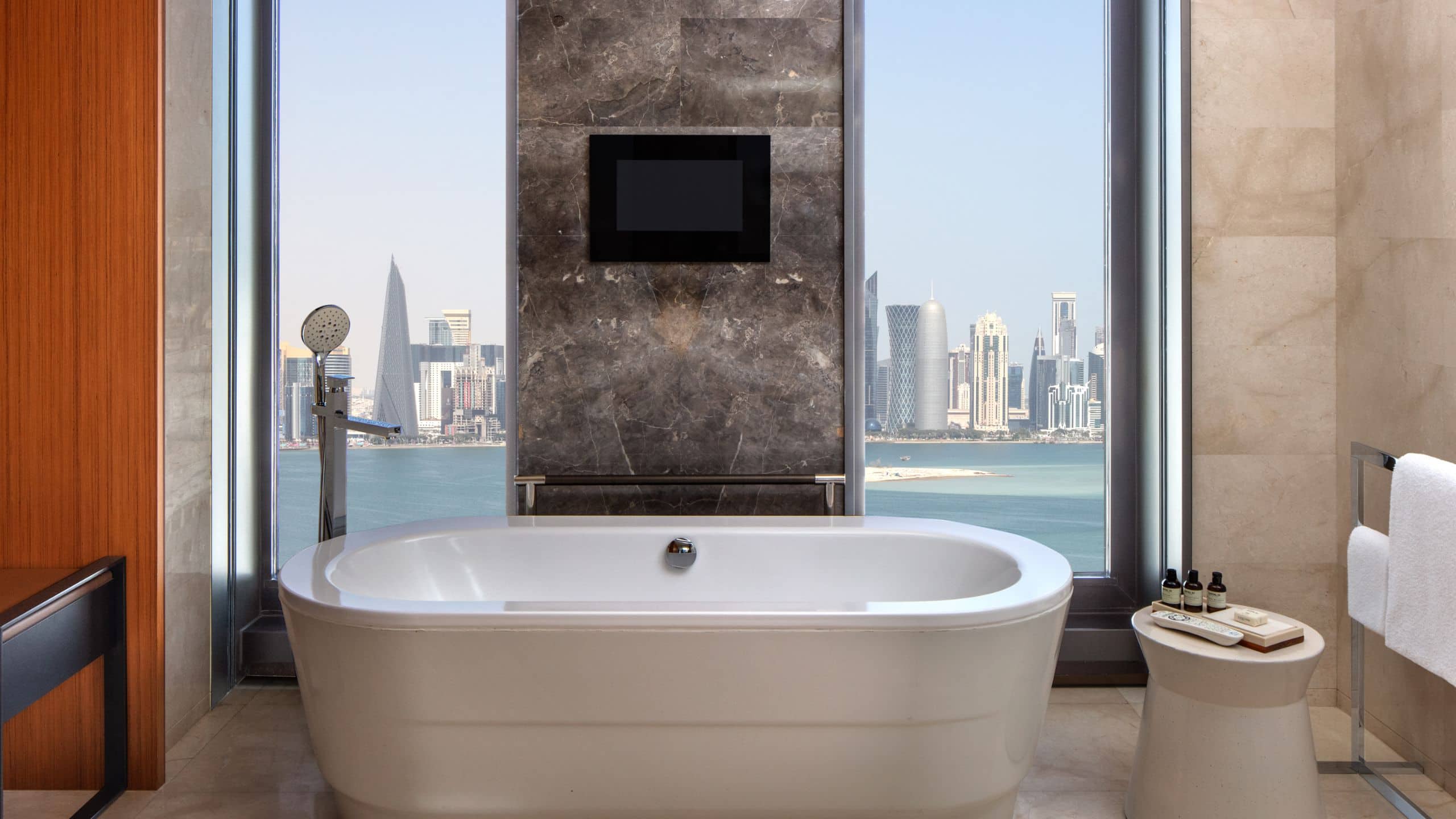 2 de 6 Park Hyatt Doha Park Suite Bathroom Bathtub
