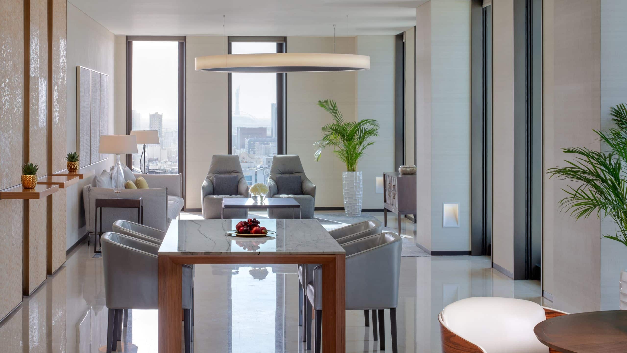 3 de 4 Park Hyatt Doha Executive Suite Dining Area