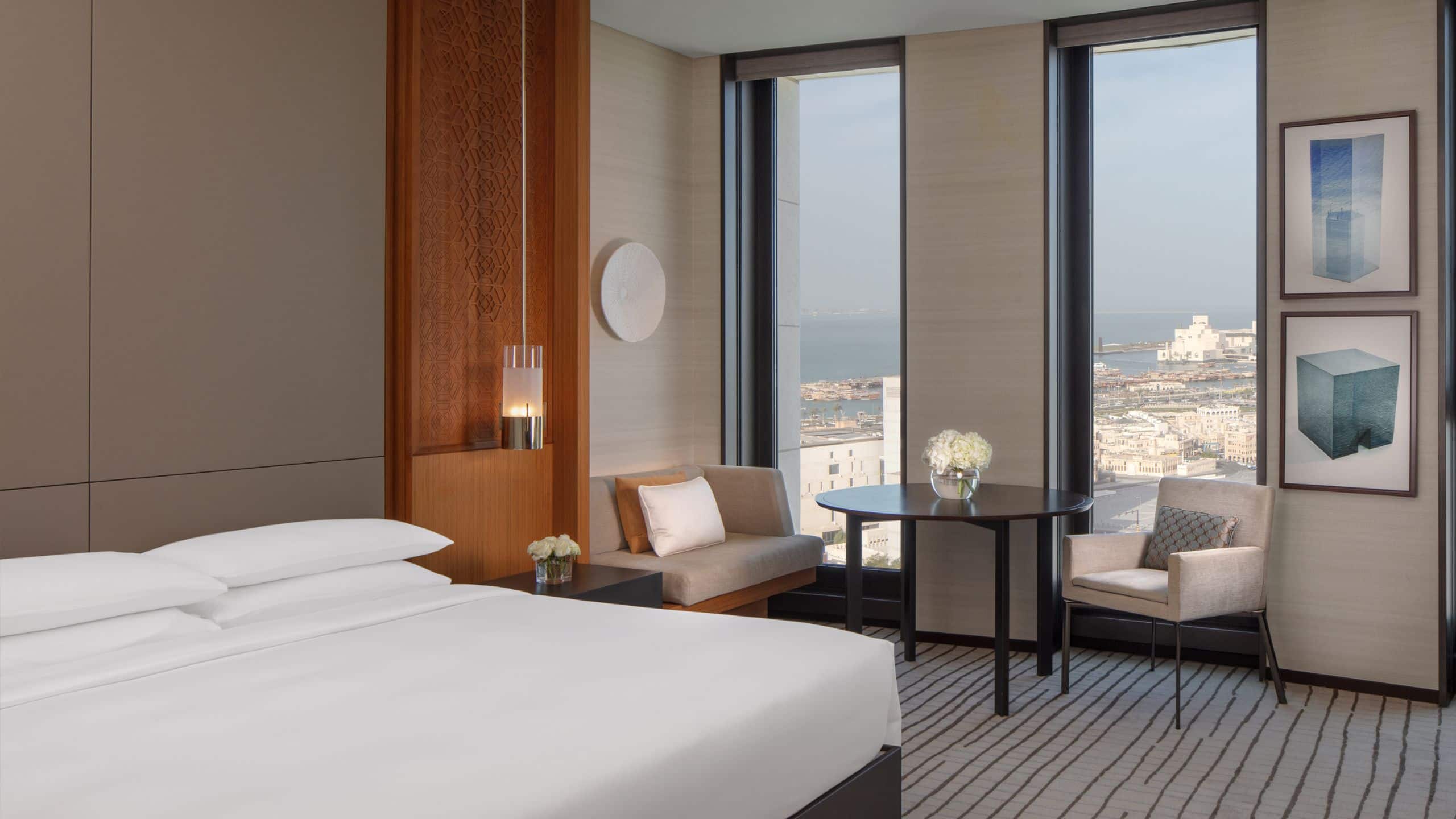 1 de 3 Park Hyatt Doha King Bed Guestroom City View