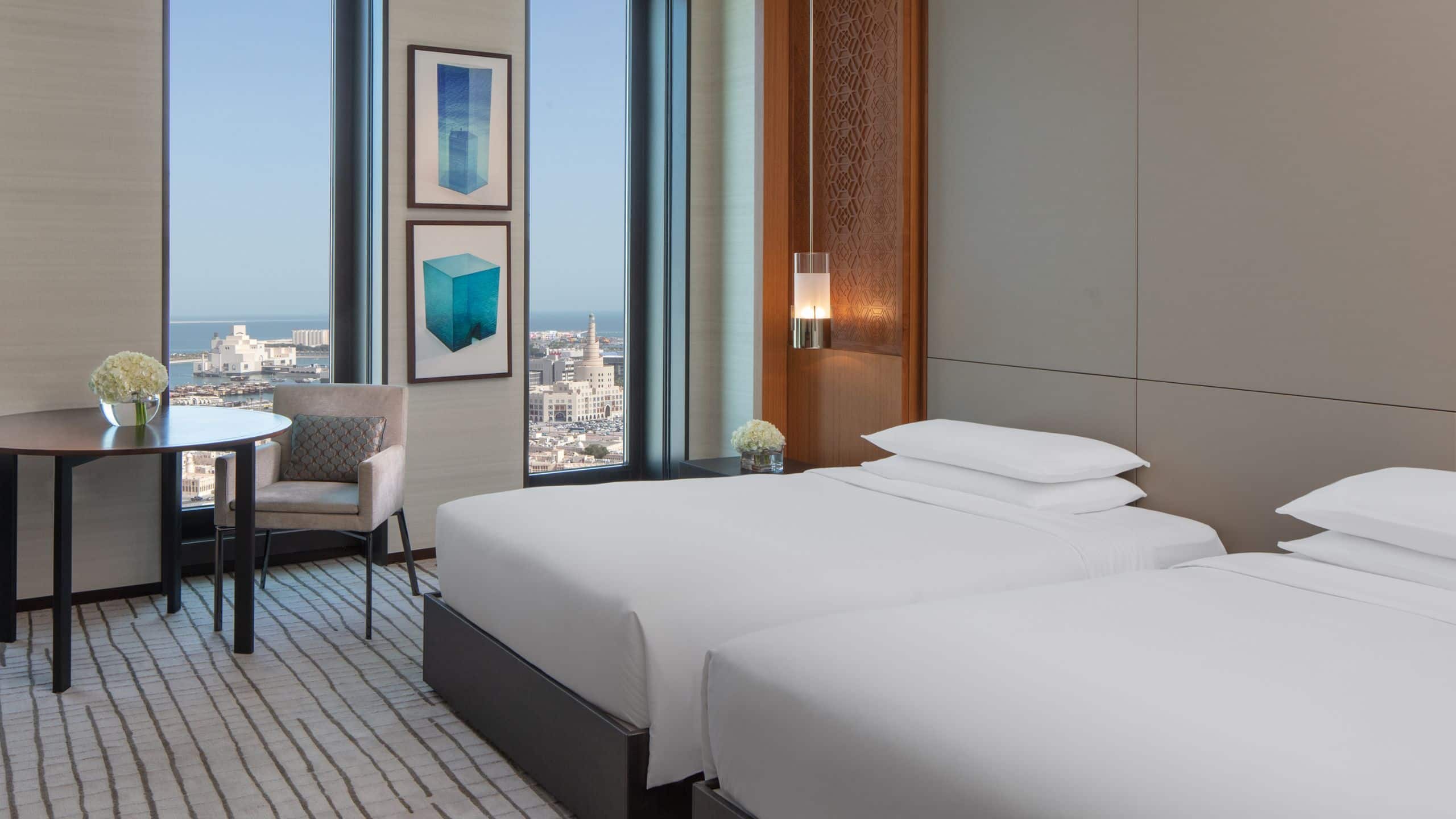 1 de 3 Park Hyatt Doha Two Twin Beds Guestroom City View