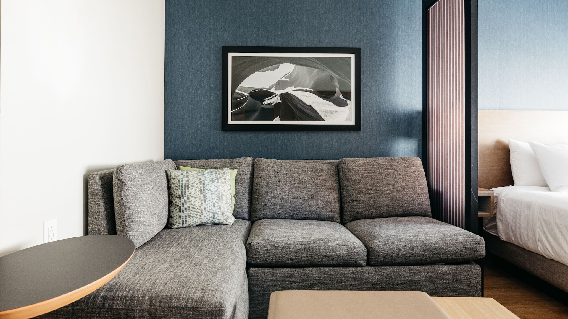 Hyatt Place Phoenix / Downtown King Living Space