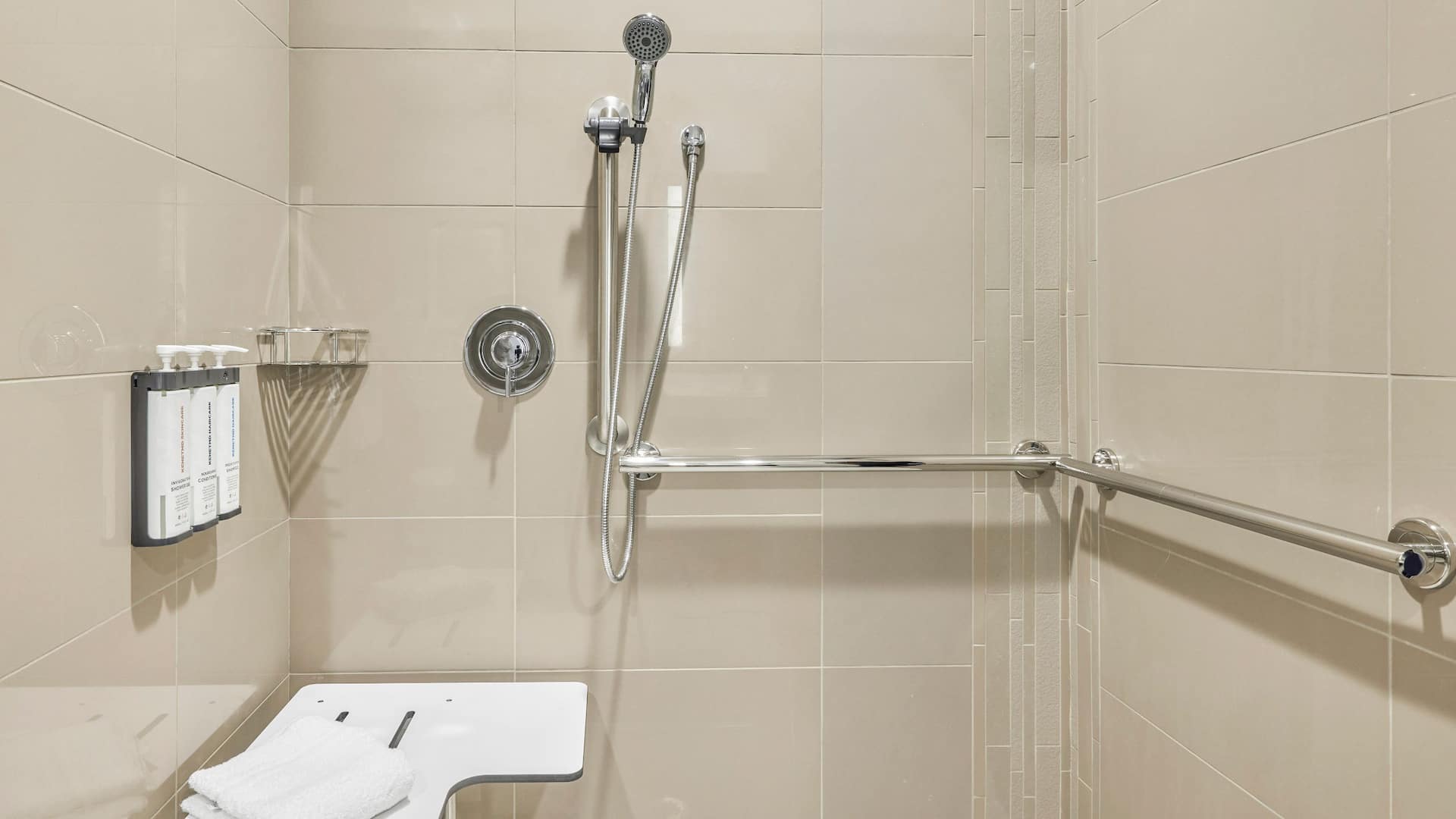 6 из 6 Hyatt House Houston Medical Center ADA Shower