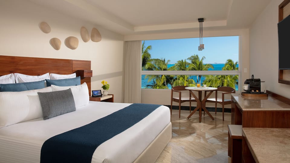 Deluxe con cama king y vista parcial al mar