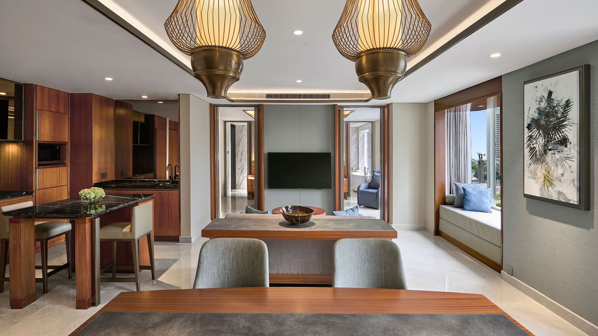 3 von 5 Grand Hyatt Jakarta Capital Suite Living Area Tables