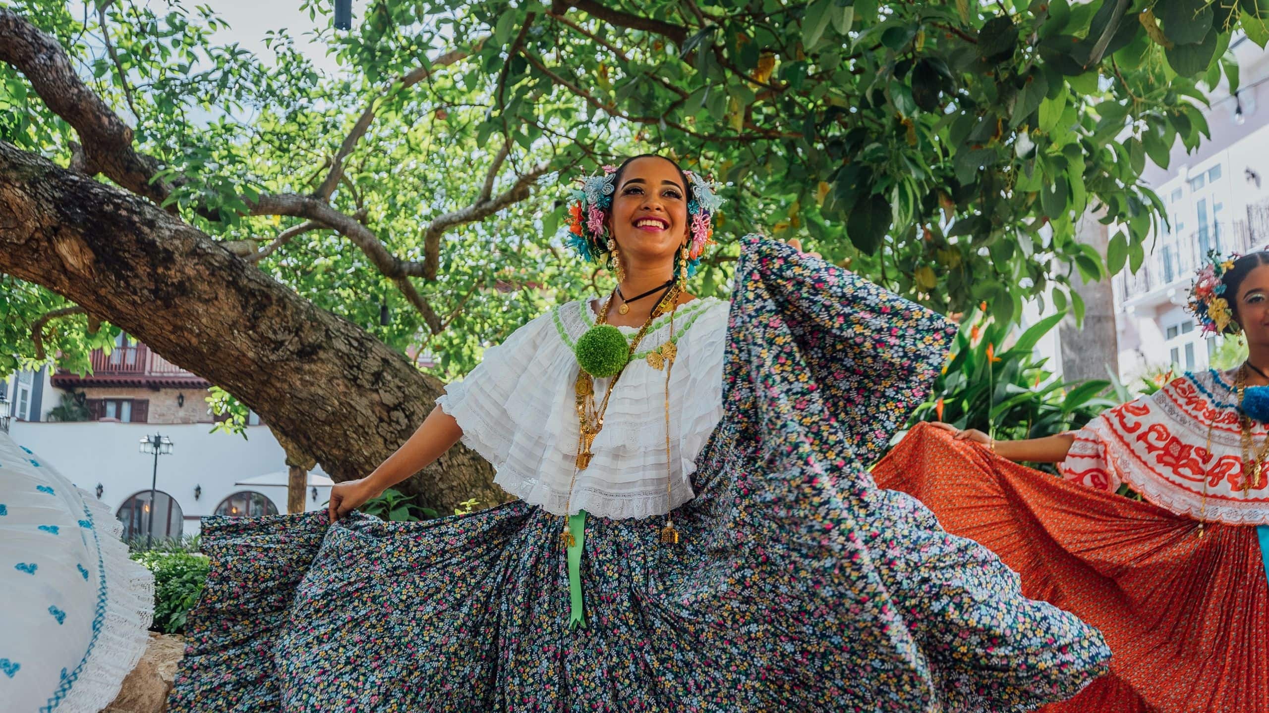 Hotel La Compañia Woman Traditional Dance