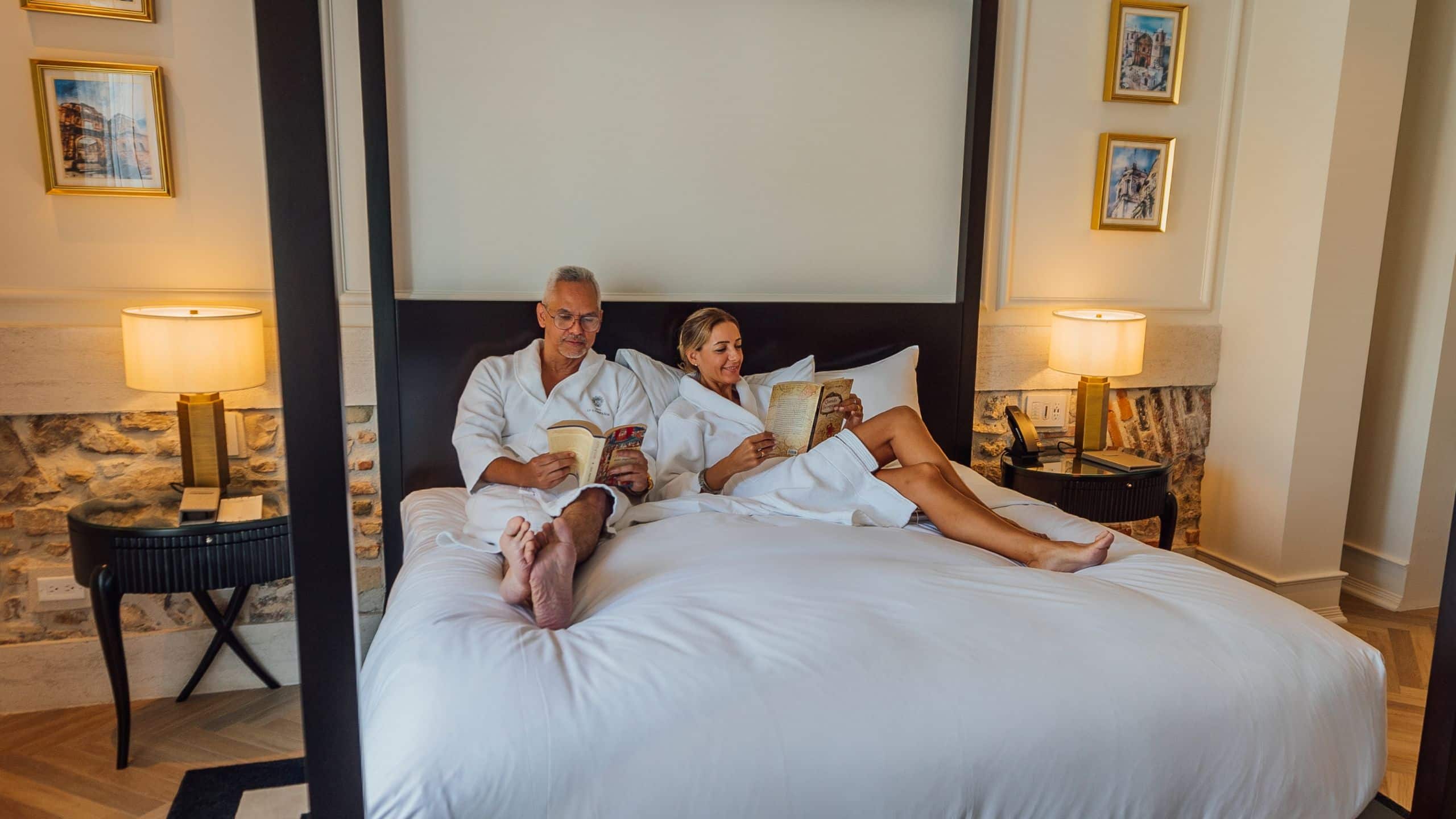 Hotel La Compañia Guest Room Bed