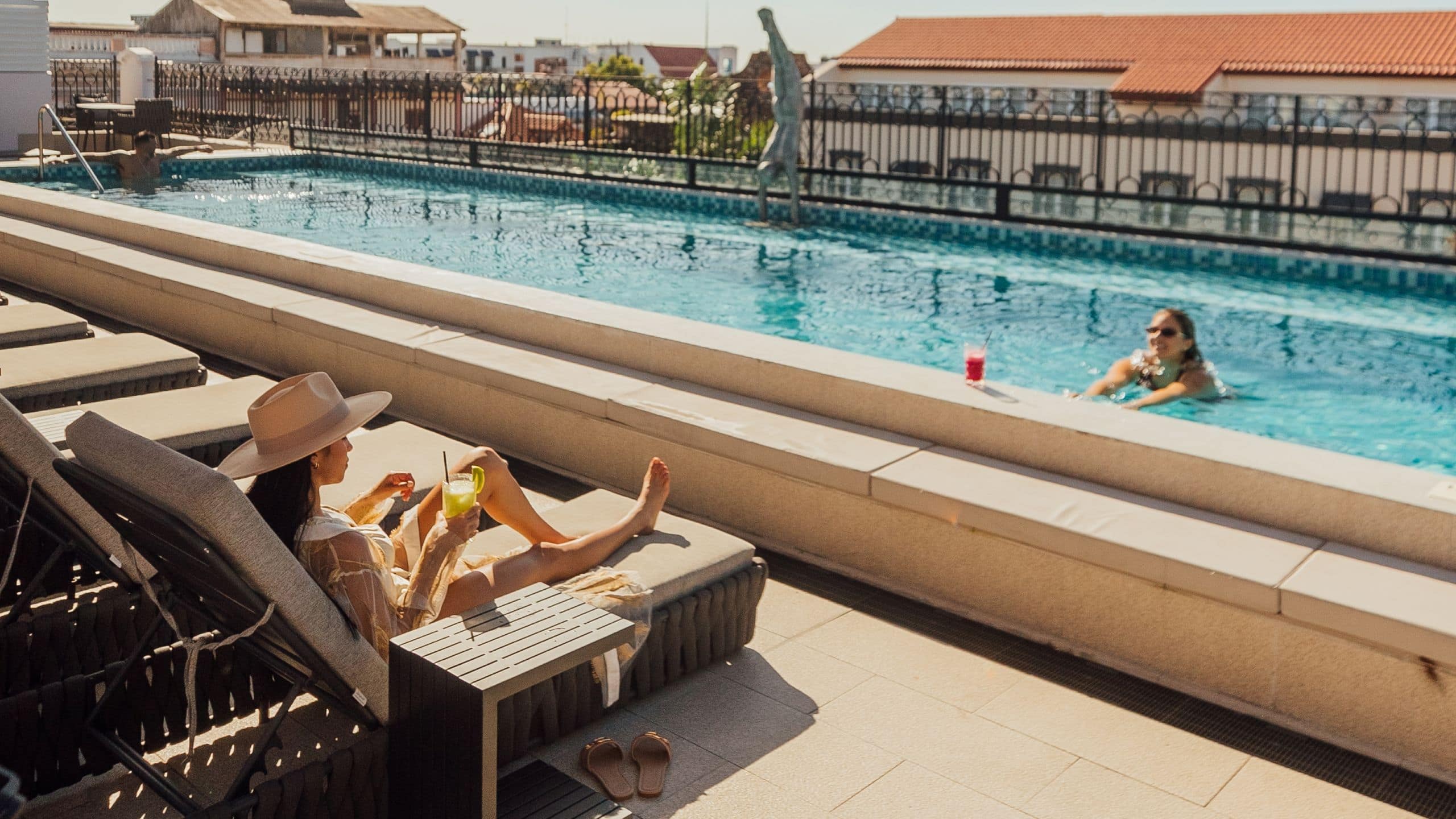 Hotel La Compañia Pool Lifestyle