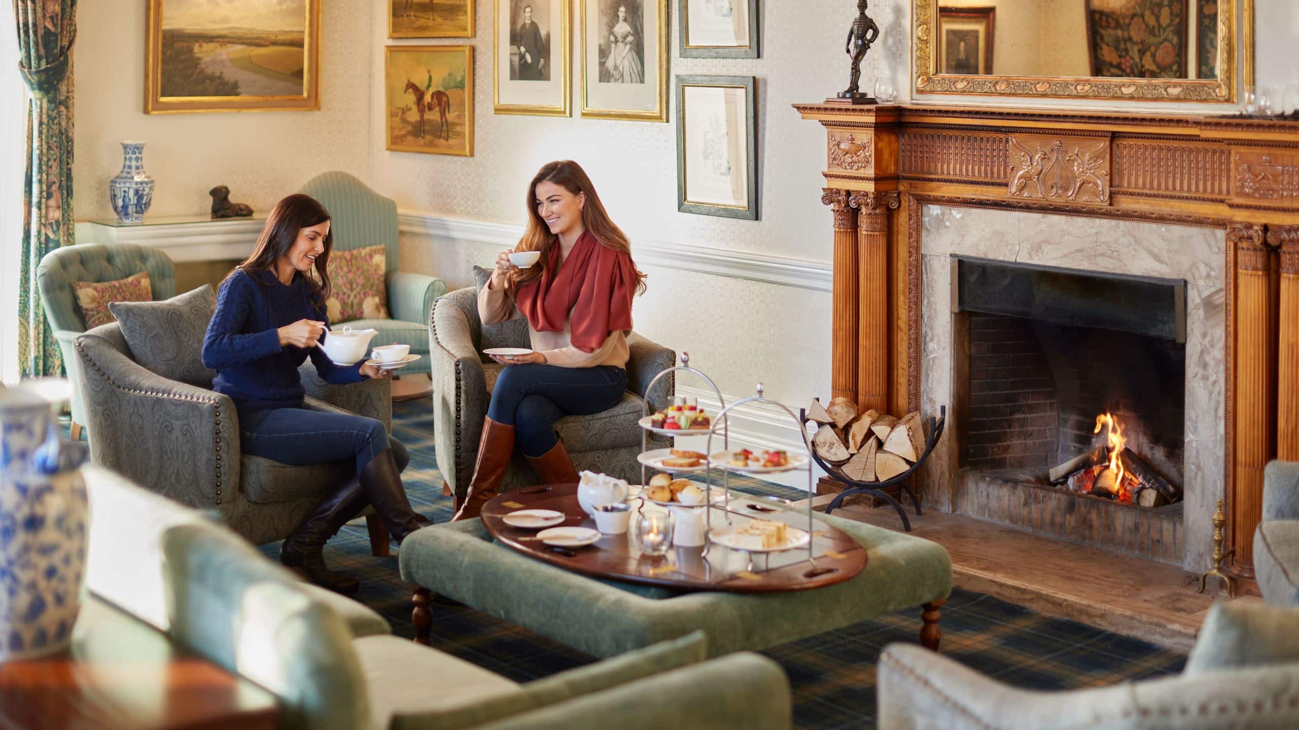 SCHLOSS Roxburghe Drawing Room Friends Drinking Tea