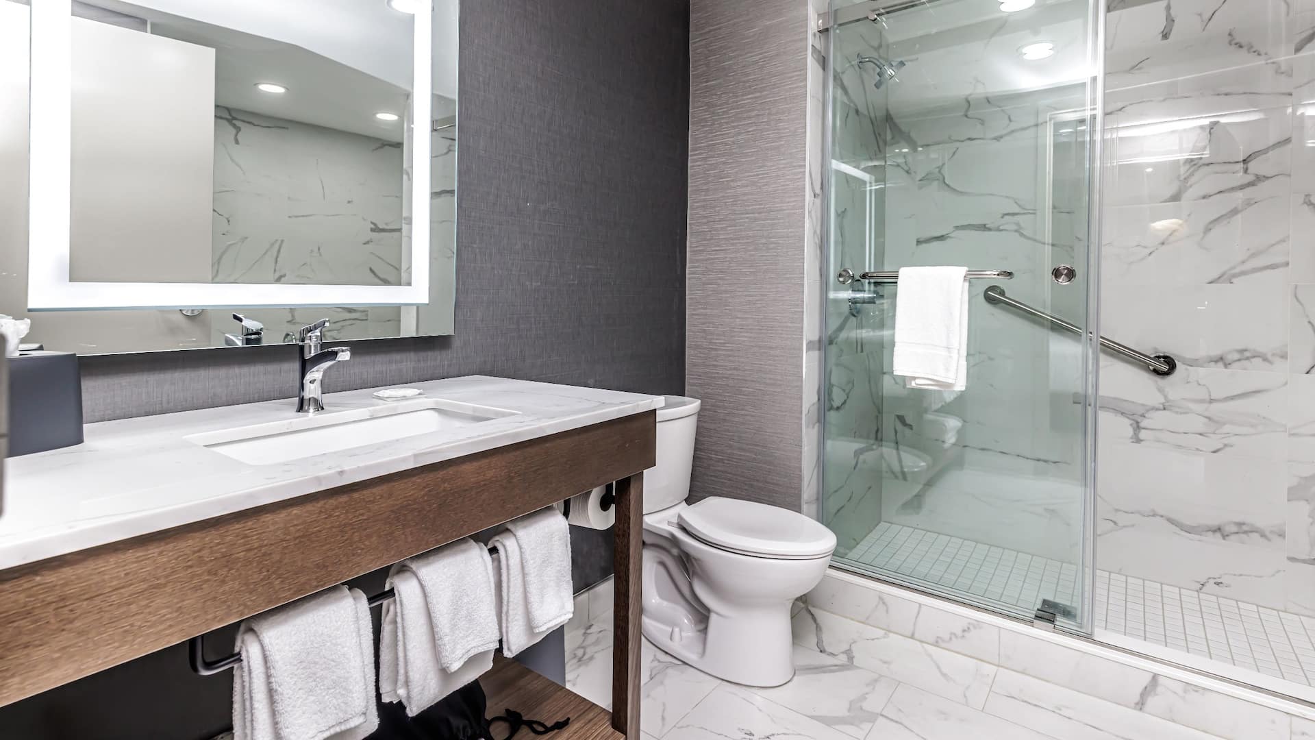 2 de 4 Hyatt Place Toronto / Brampton Guestroom Bathroom Shower