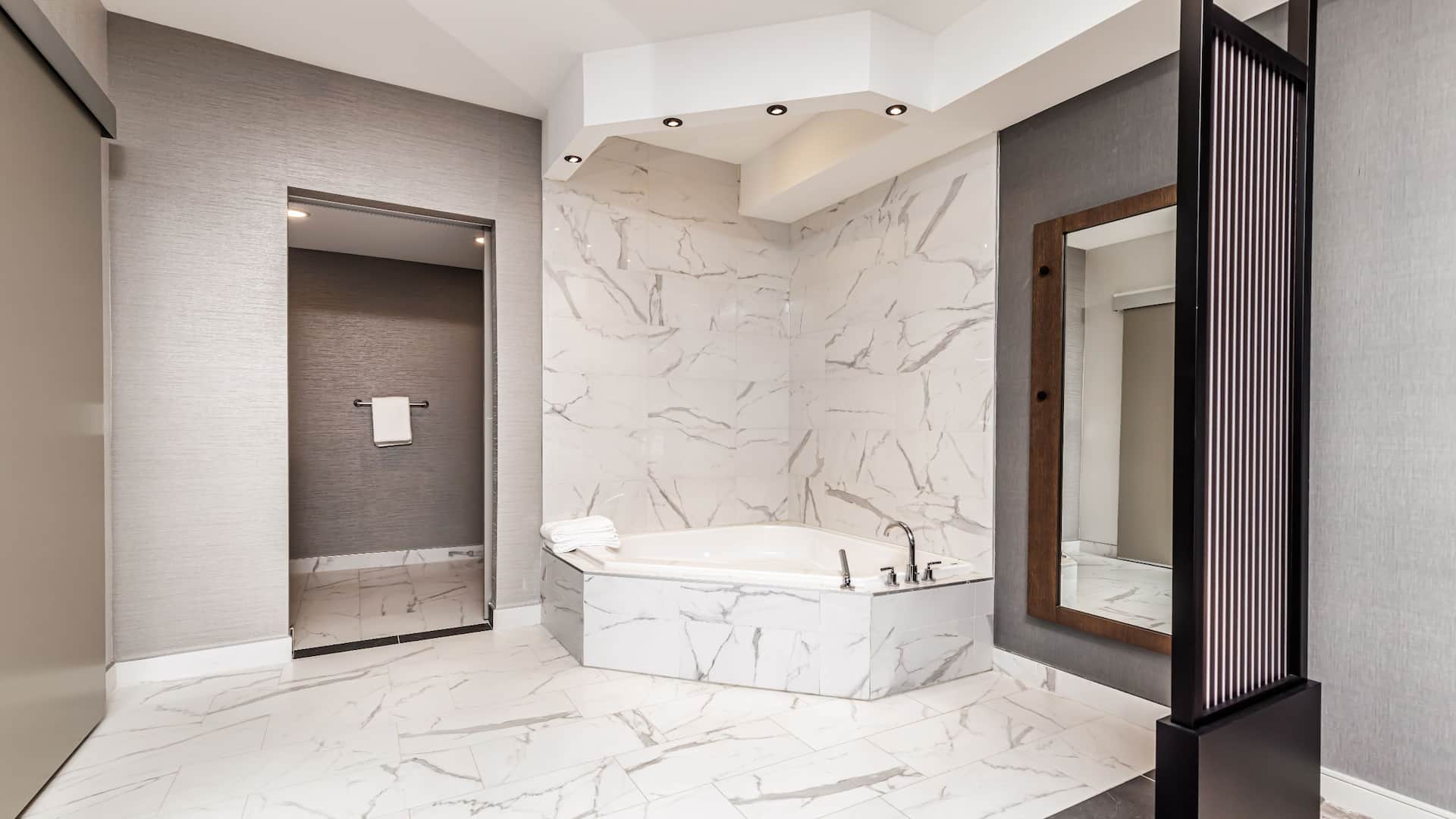 3 de 5 Hyatt Place Toronto / Brampton Suite Bedroom Hot Tub