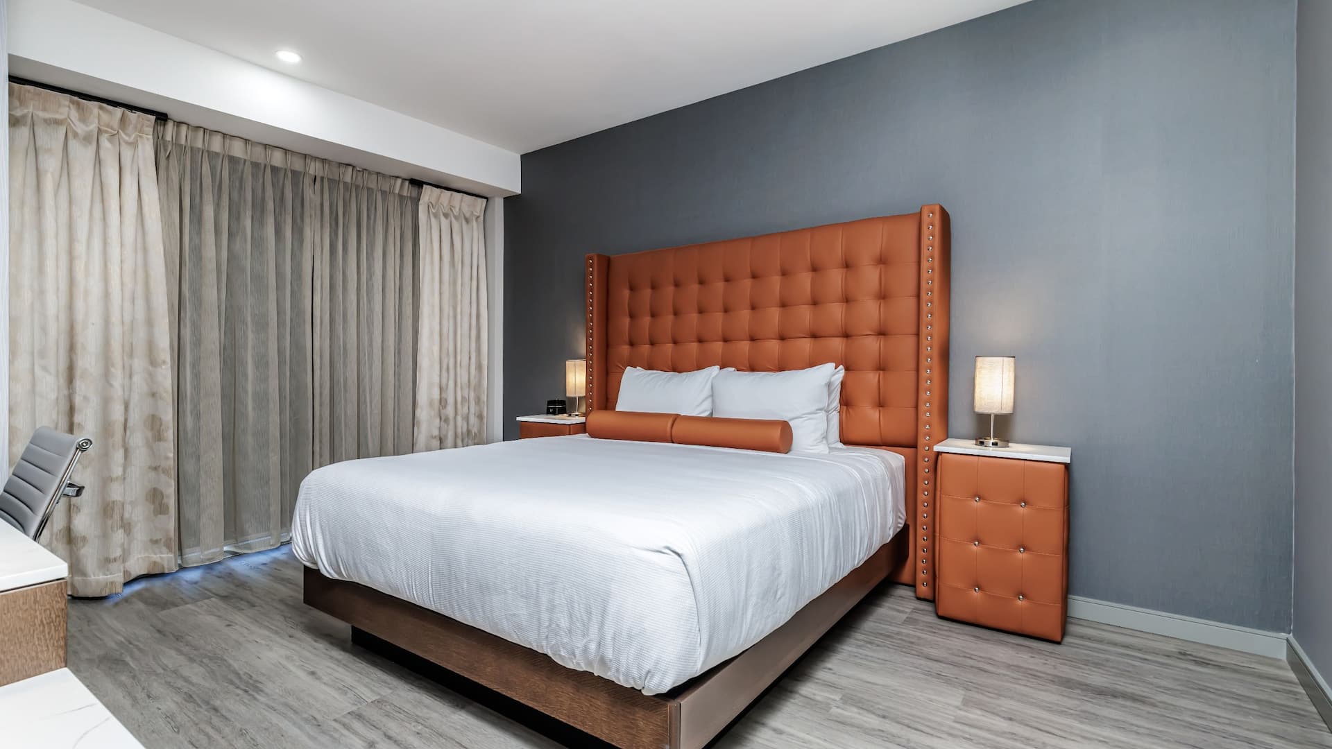 Hyatt Place Toronto / Brampton Guestroom Bed End Tables