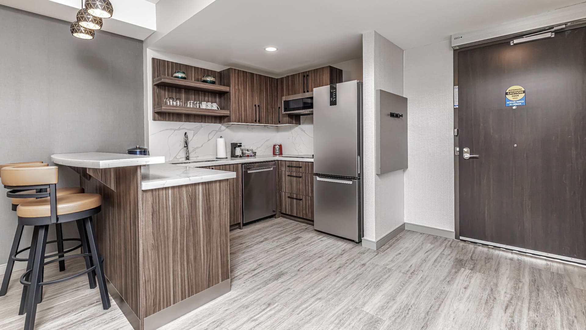 2 de 4 Hyatt Place Toronto / Brampton Suite Entrance Kitchen Area
