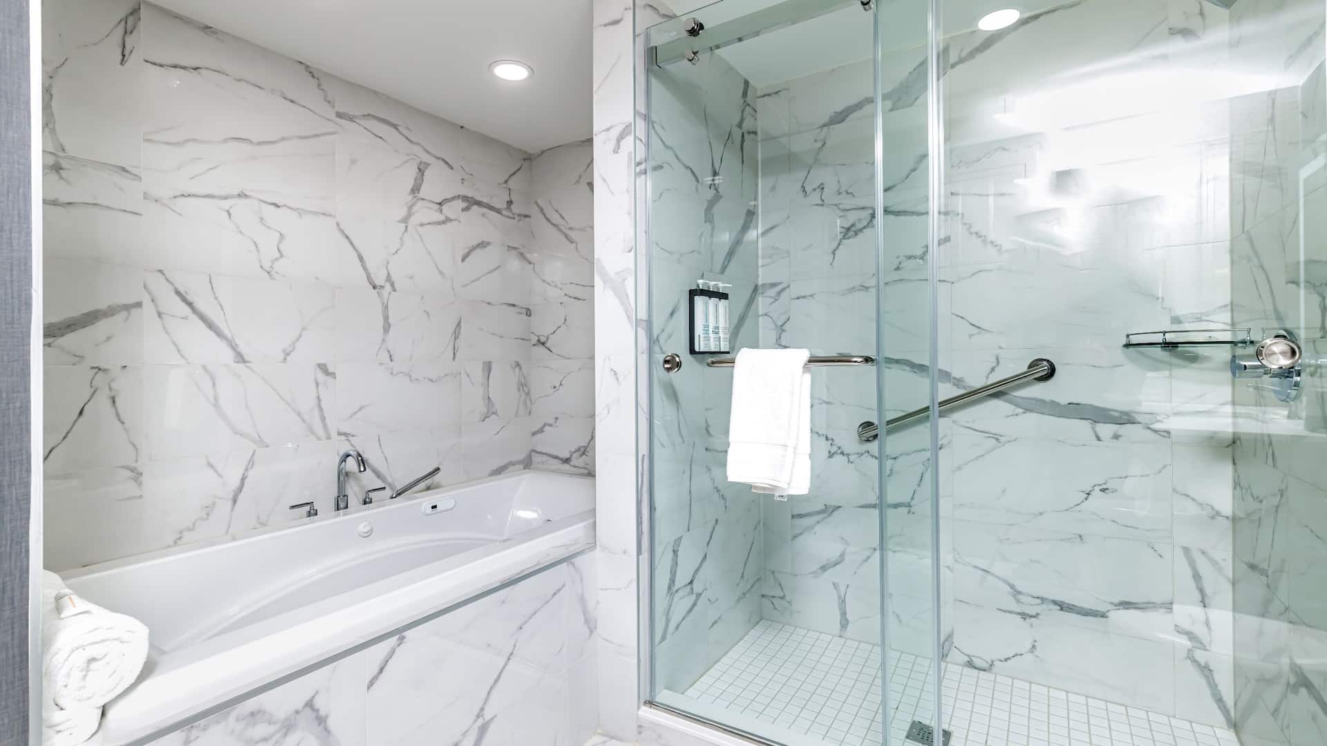 4 de 4 Hyatt Place Toronto / Brampton Bathroom Hot Tub Shower