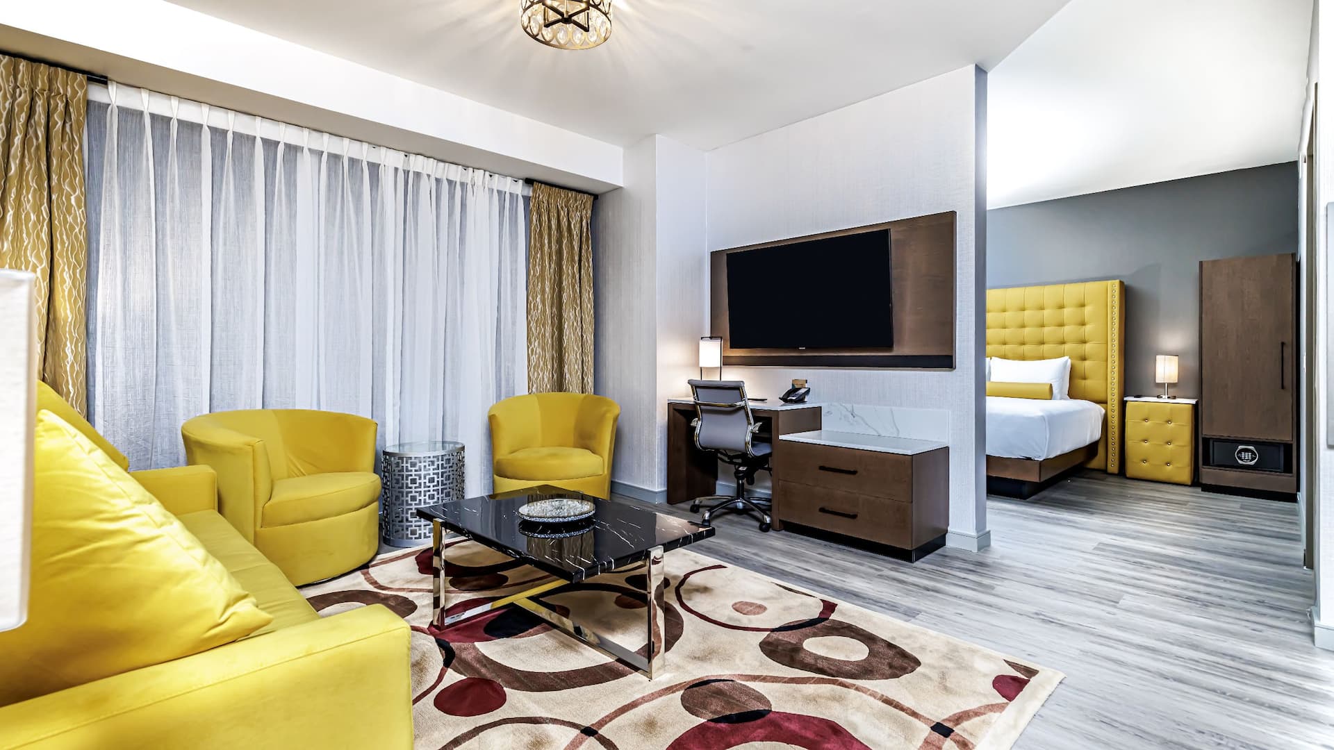 2 de 4 Hyatt Place Toronto / Brampton Suite Living Room Into Bedroom