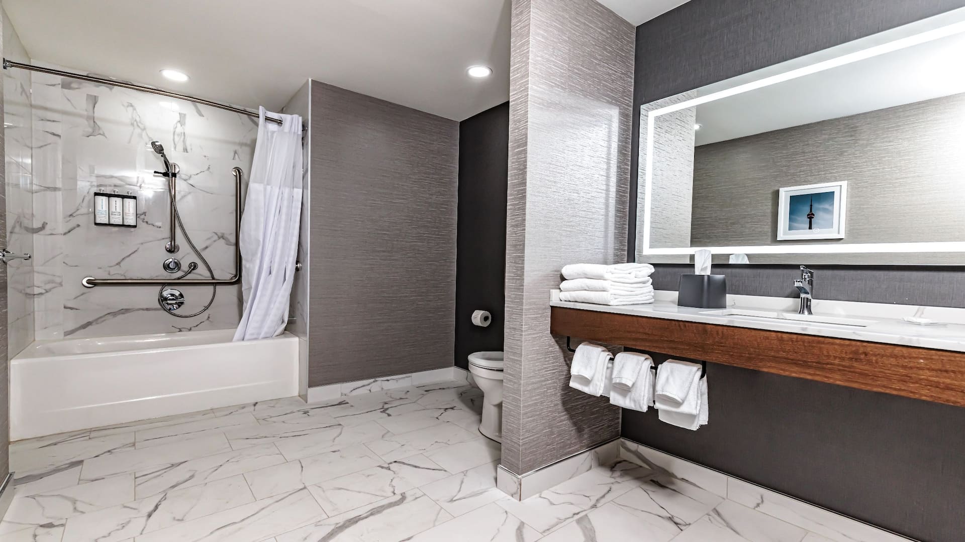 4 de 4 Hyatt Place Toronto / Brampton Accessible Bathroom Shower Bathtub