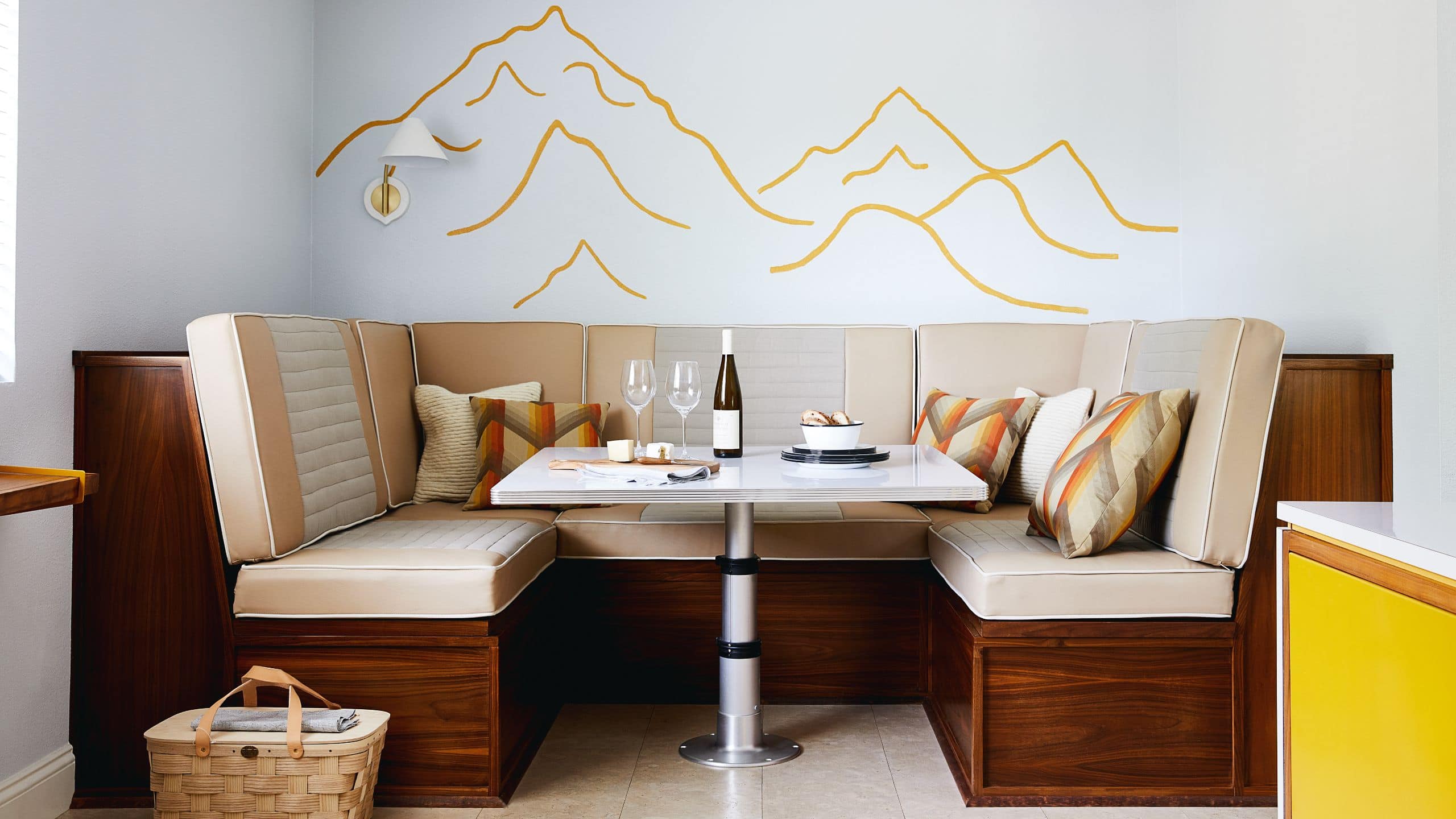 Calistoga Motor Lodge & Spa Camper King Suite Banquet Dining Table