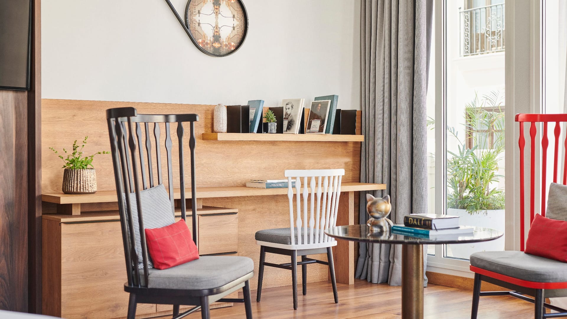 第 6，共 6 Hyatt Centric Gran Via Madrid Terrace Suite Room Chairs