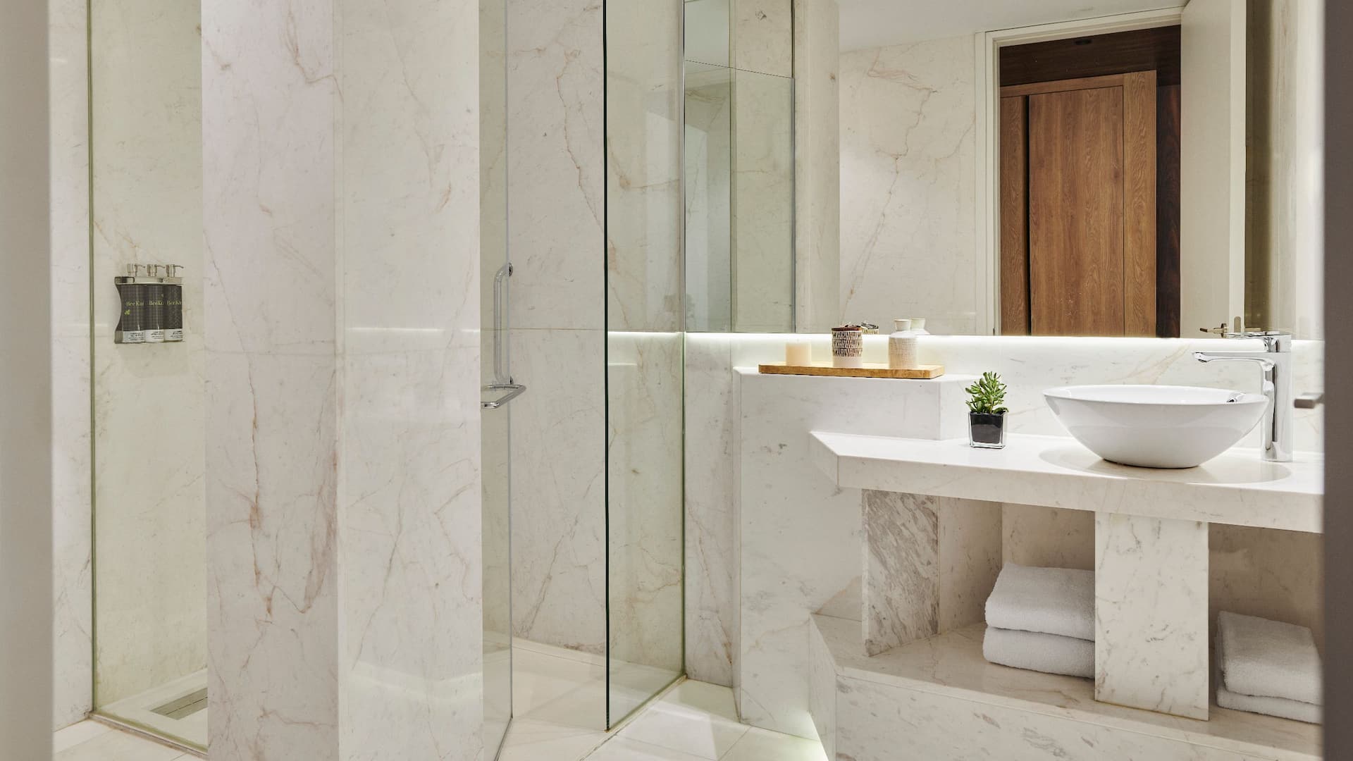 第 5，共 5 Hyatt Centric Gran Via Madrid King Terrace Guestroom Bathroom Shower