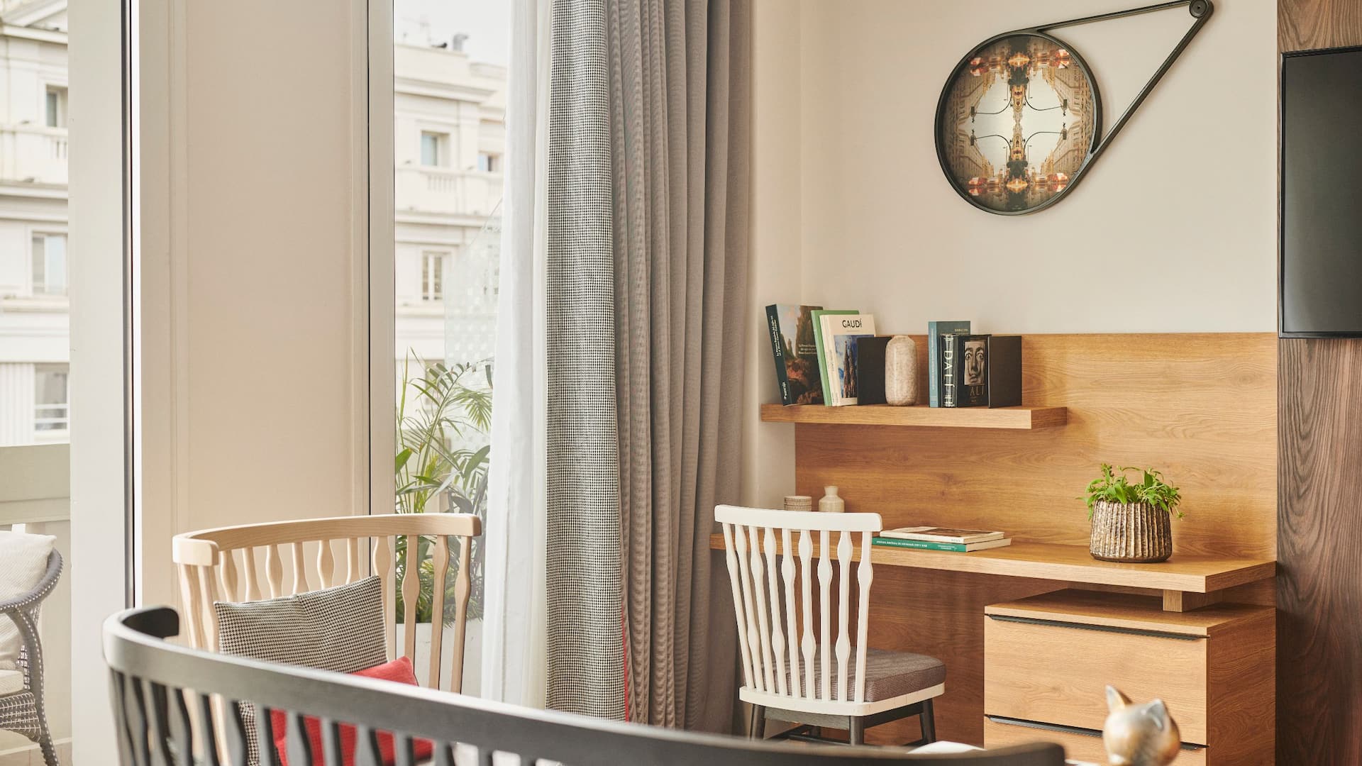 第 2，共 6 Hyatt Centric Gran Via Madrid King Terrace Guestroom Chairs