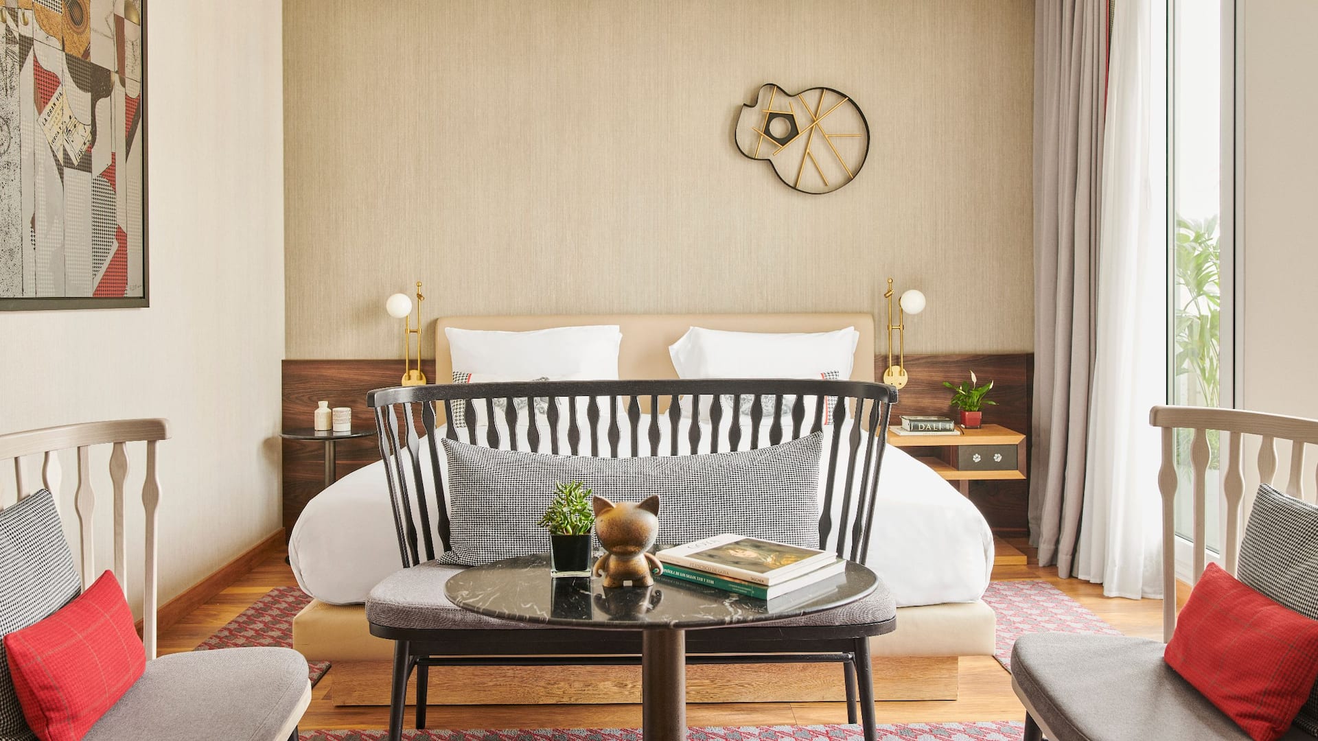 第 3，共 6 Hyatt Centric Gran Via Madrid King Terrace Guestroom Table Chairs