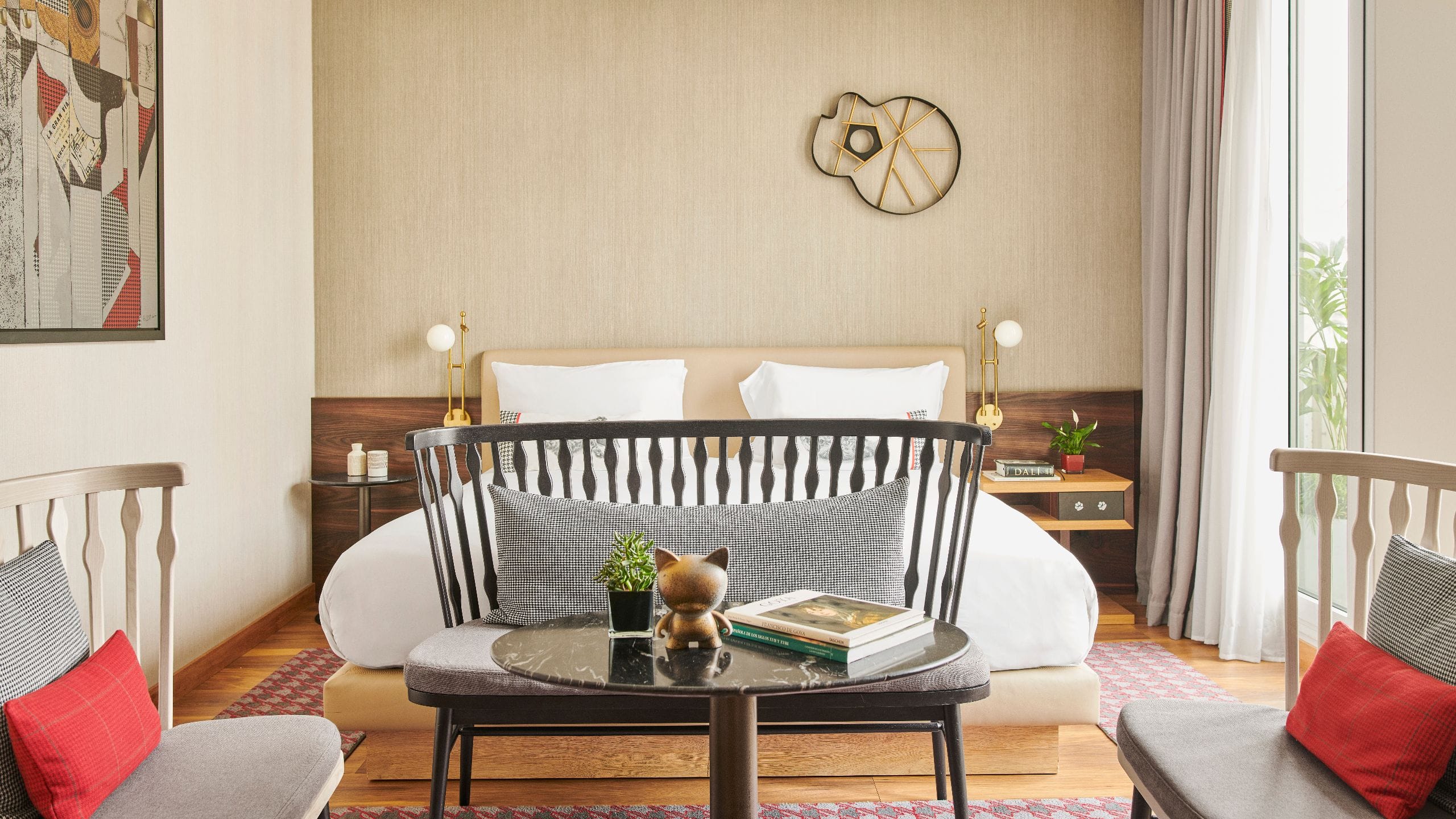 第 3，共 6 Hyatt Centric Gran Via Madrid King Terrace Guestroom Table Chairs