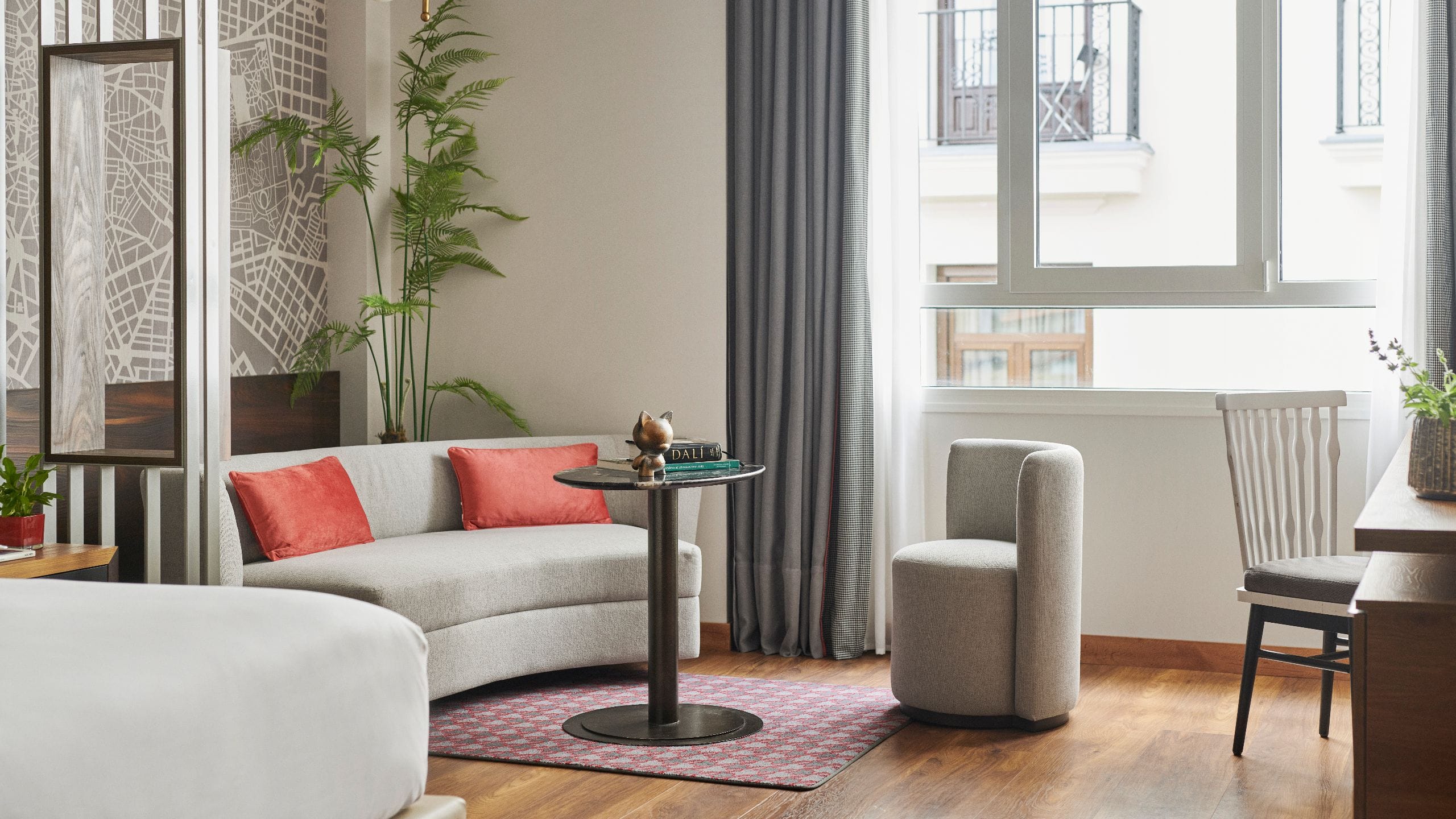 第 5，共 7 Hyatt Centric Gran Via Madrid King Premier Guestroom Couch Area