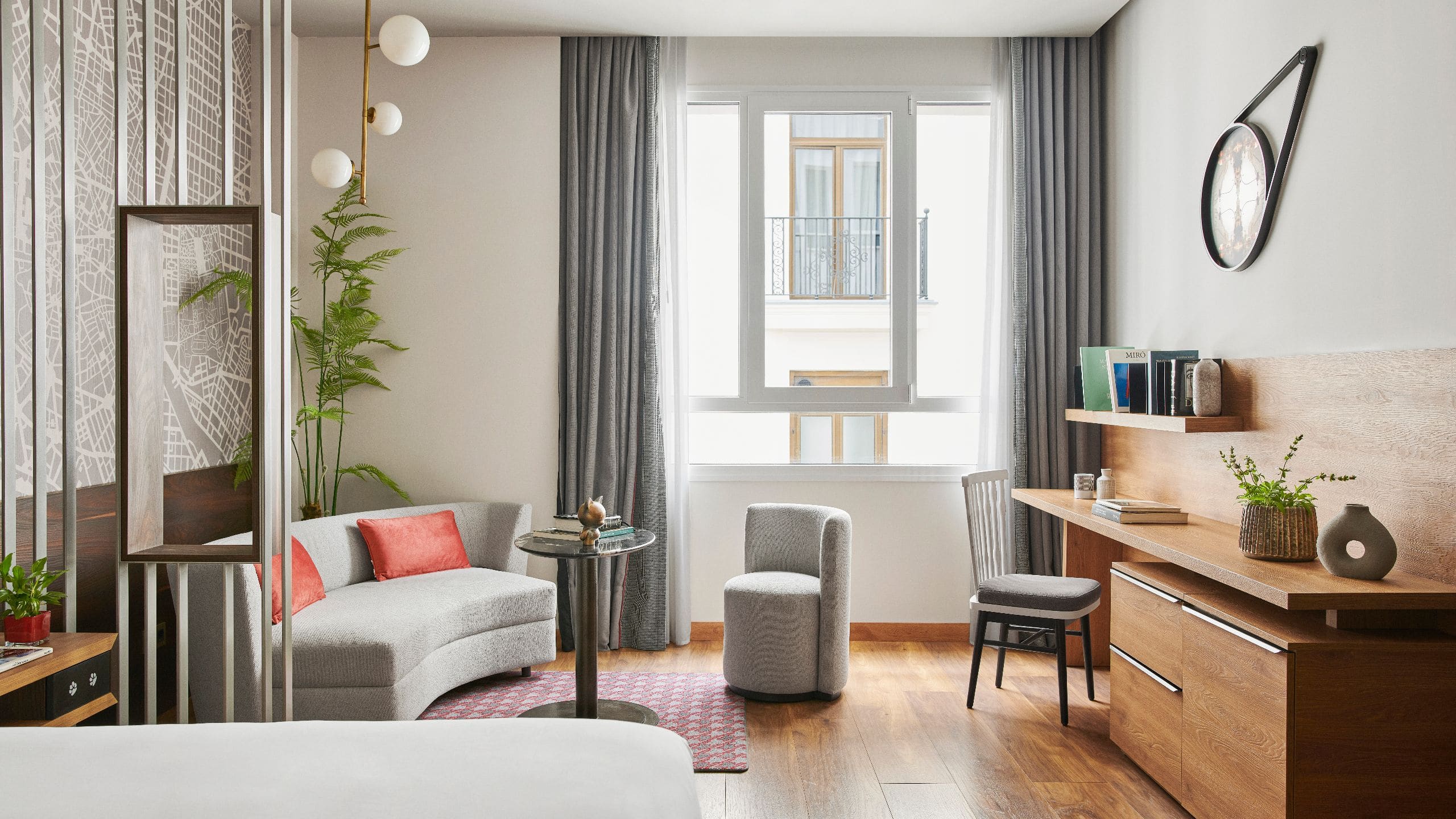 第 6，共 7 Hyatt Centric Gran Via Madrid King Premier Guestroom Seating Desk Area