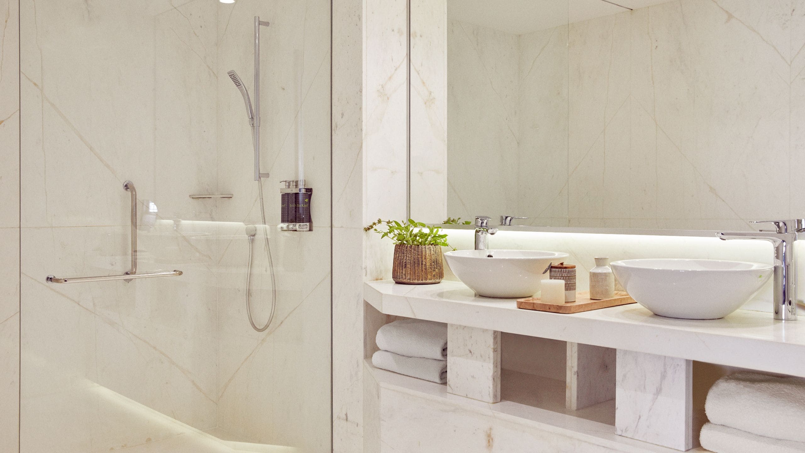 第 5，共 5 Hyatt Centric Gran Via Madrid Fenix Suite Bathroom Shower