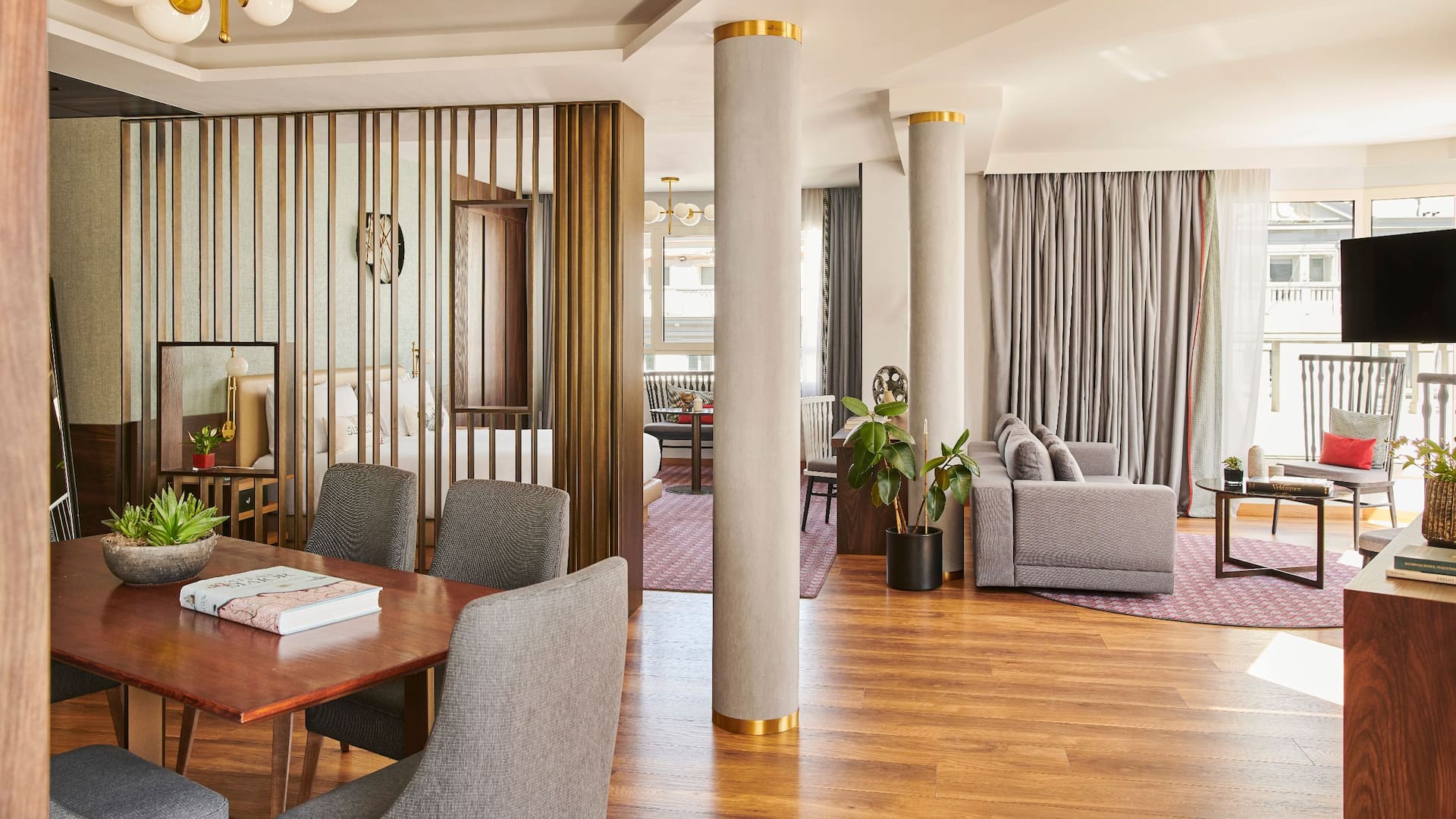 第 2，共 5 Hyatt Centric Gran Via Madrid Fenix Suite Dining Into Living Room