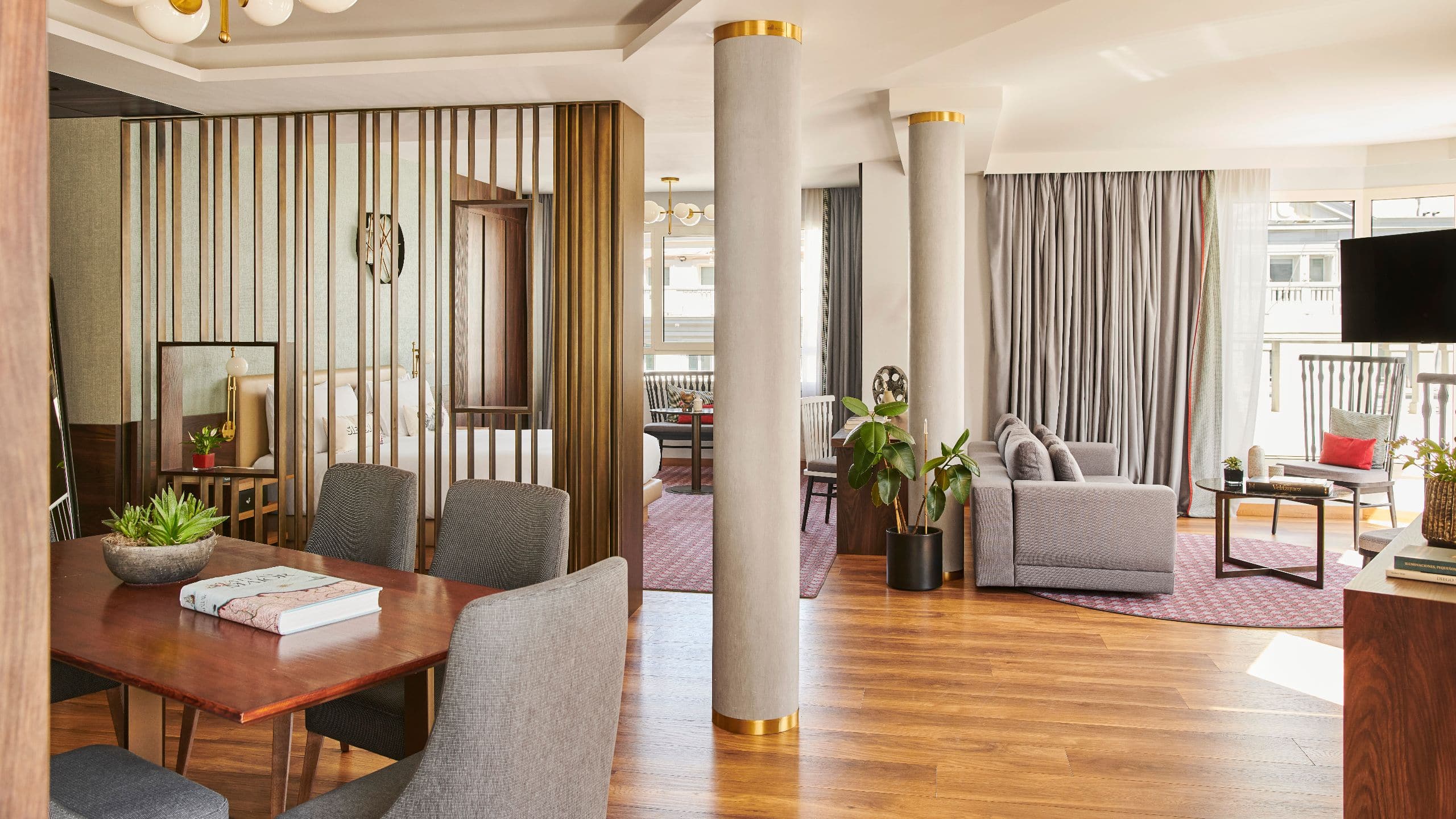 第 2，共 5 Hyatt Centric Gran Via Madrid Fenix Suite Dining Into Living Room