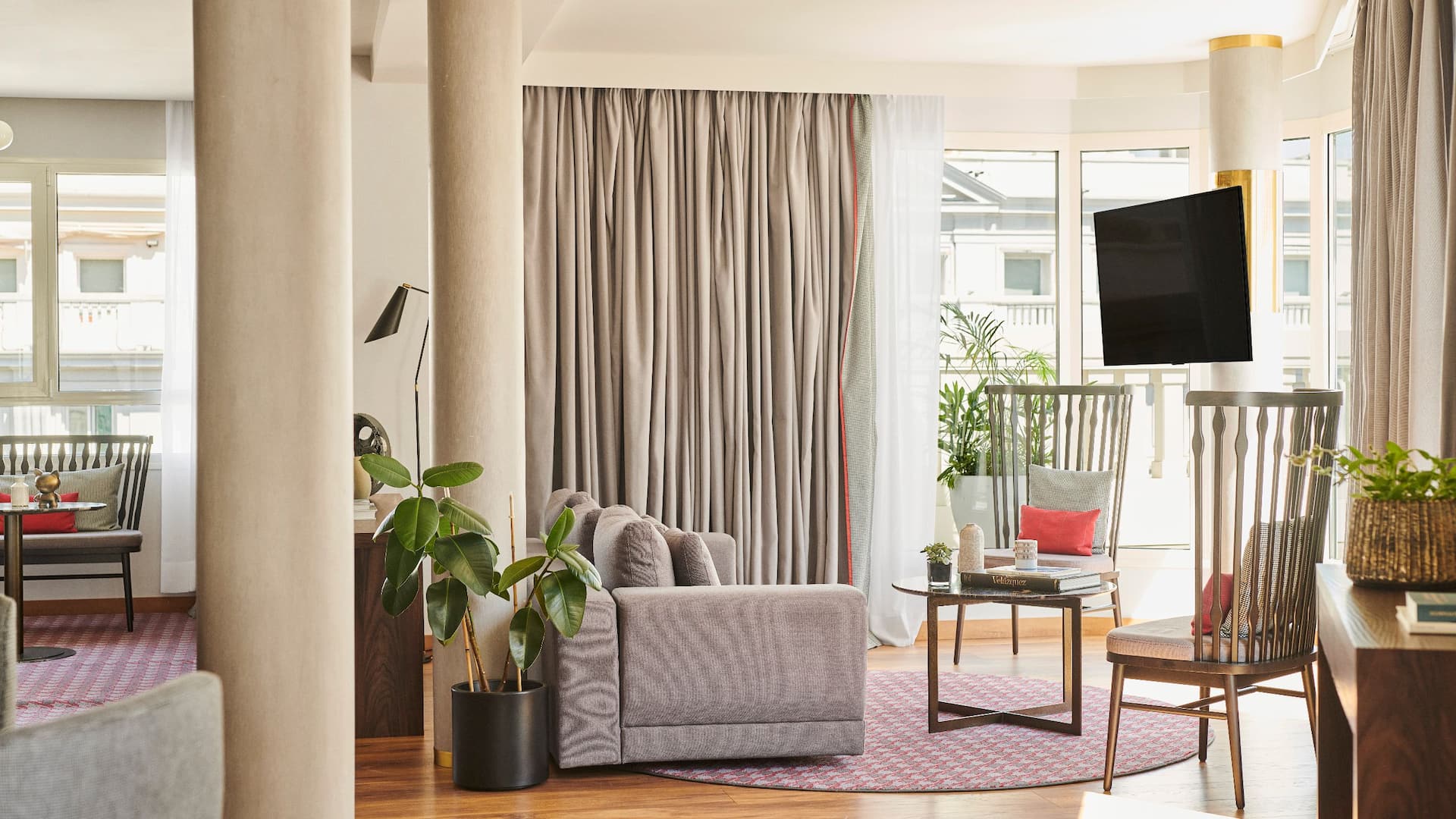 第 4，共 5 Hyatt Centric Gran Via Madrid Fenix Suite Living Room