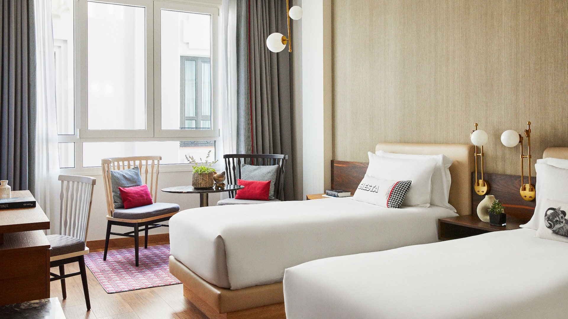 第 1，共 5 Hyatt Centric Gran Via Madrid Two Twin Beds Guestroom Window Seating Area