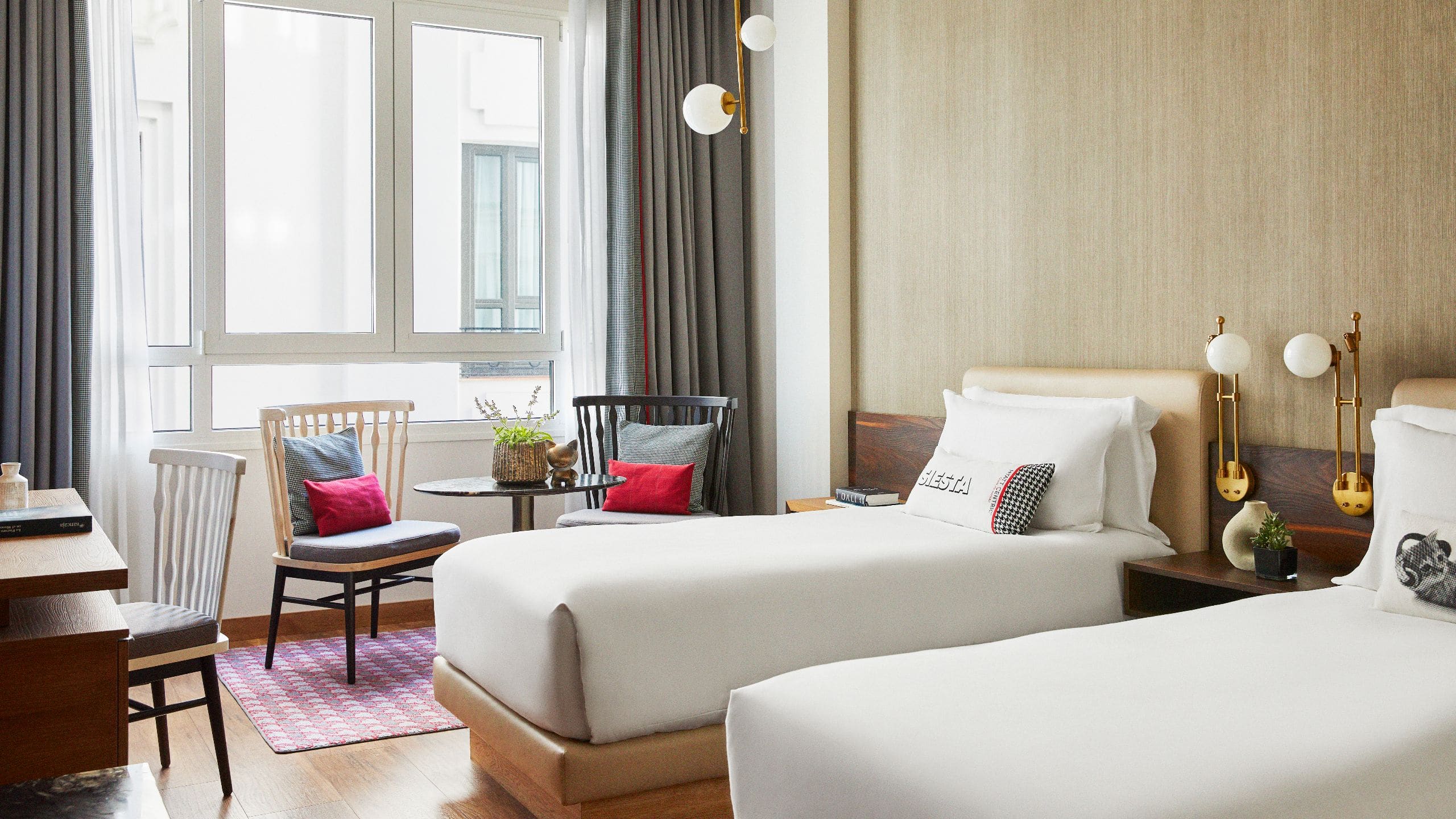 第 1，共 5 Hyatt Centric Gran Via Madrid Two Twin Beds Guestroom Window Seating Area