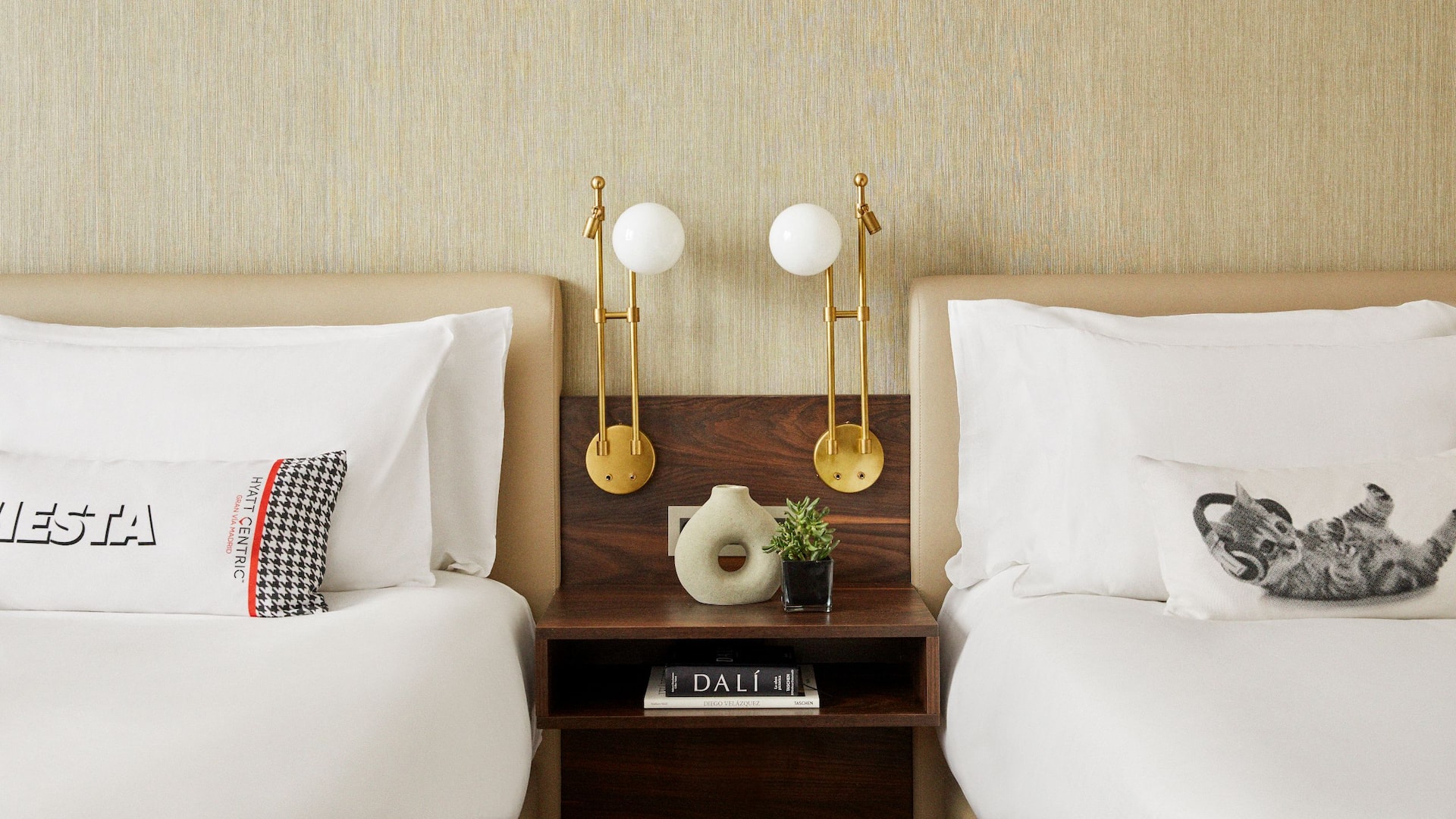 第 3，共 5 Hyatt Centric Gran Via Madrid Two Twin Beds Guestroom Headboard Detail