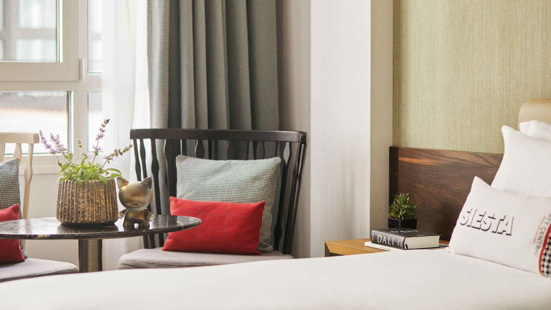 第 4，共 5 Hyatt Centric Gran Via Madrid Two Twin Beds Guestroom Chair Detail