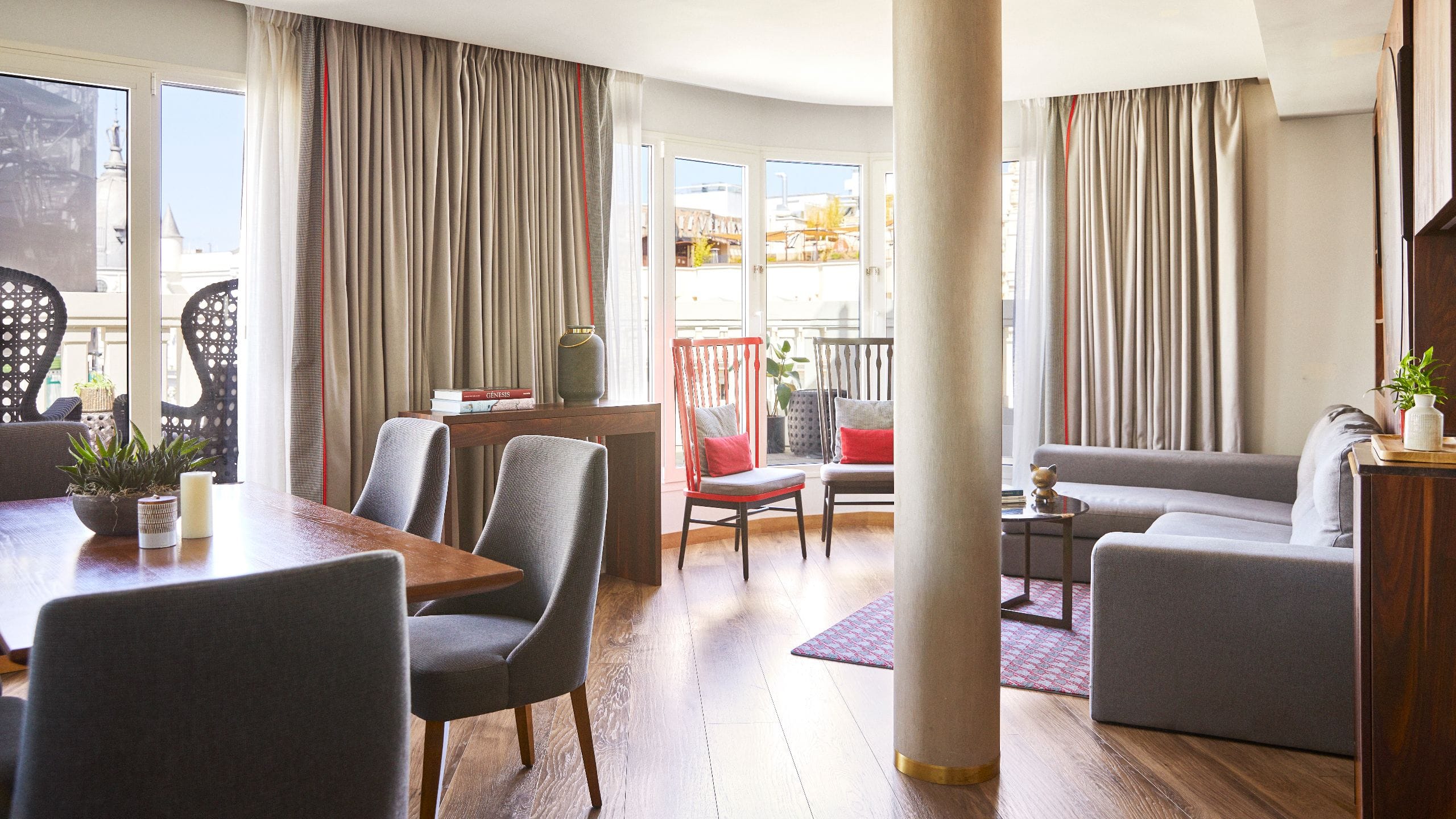 第 4，共 5 Hyatt Centric Gran Via Madrid Gran Via Suite Dining Table Living Area