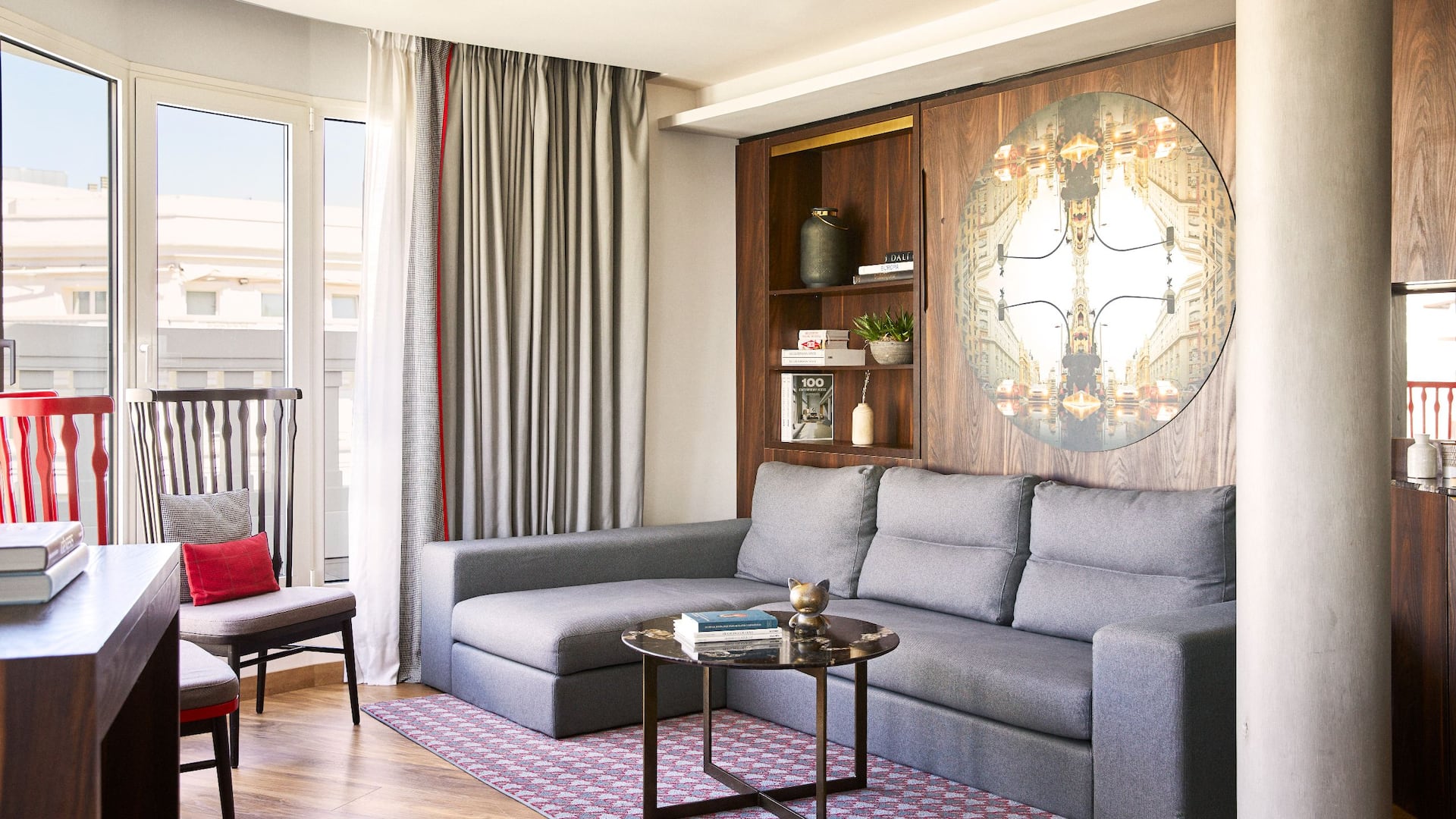 第 5，共 5 Hyatt Centric Gran Via Madrid Gran Via Suite Living Room Couch