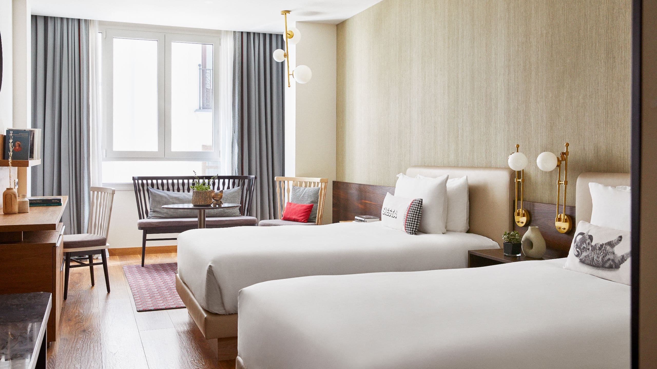 第 1，共 7 Hyatt Centric Gran Via Madrid Double Beds Guestroom Seating Area